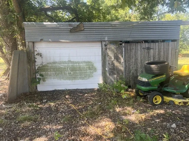 Single Family Residence For Sale in Ellis County , 1400 Dr Martin Luther King Jr Boulevard, Waxahachie, Texas 75165, 1 Bedroom, 1 Bathroom, Garage spaces, 1,000 Sqft, built in 1960, mls#21372691, Real Estate Agent in Waxahachie, Homes For Sale in Ellis county, Homes For Sale in Waxahachie, Realtor in Waxahachie Texas, Real Estate Brokerage Independent Realty Texas, Luminita Cordes Realtor