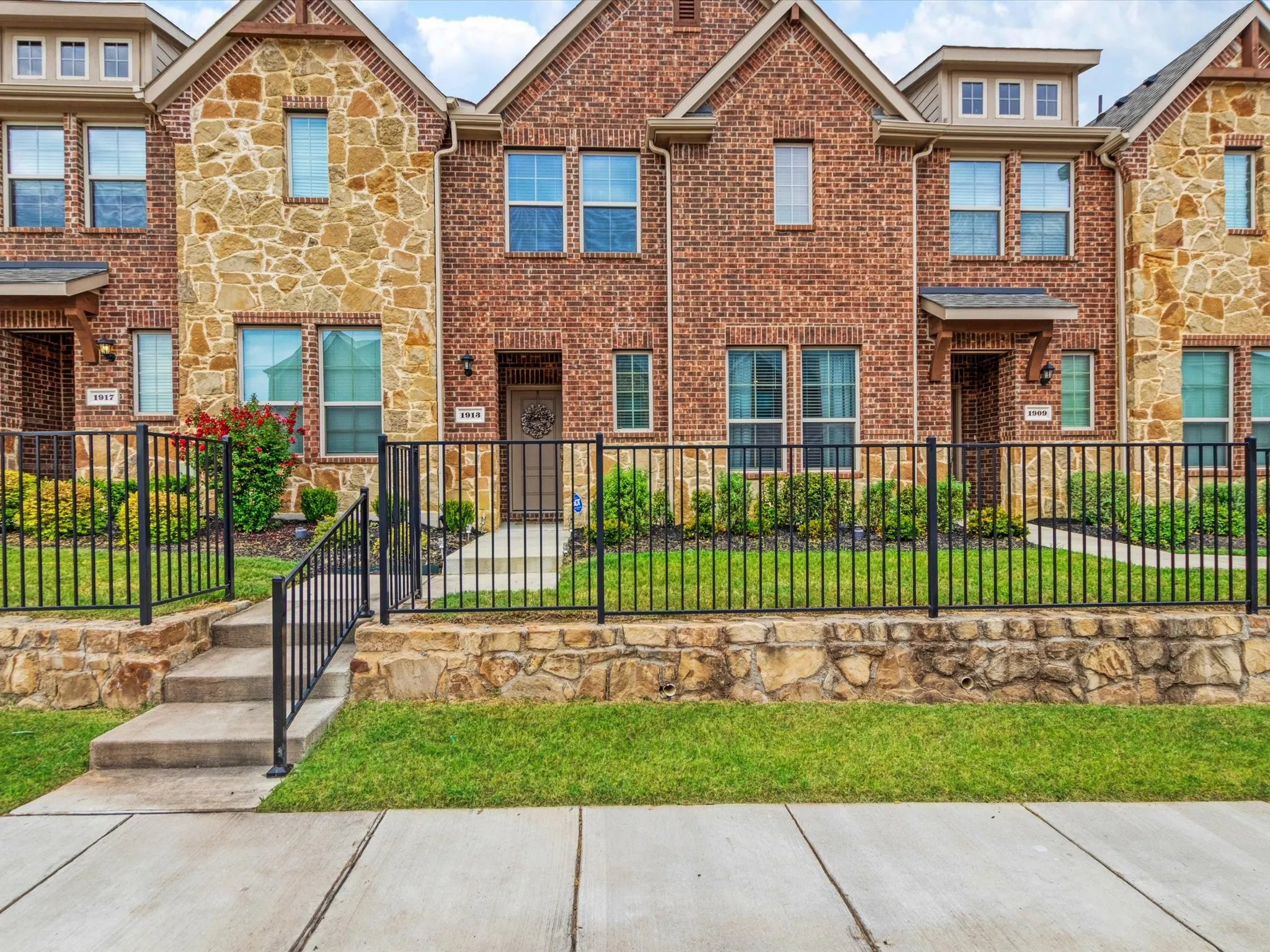 Townhouse For Sale in Dallas County , 1913 Buffalo Hill Drive, Mesquite, Texas 75149, 3 Bedroom, 3 Bathroom, 2 Garage spaces, 1,409 Sqft, built in 2022, mls#21372700, Real Estate Agent in Mesquite, Homes For Sale in Dallas county, Homes For Sale in Mesquite, Realtor in Mesquite Texas, Real Estate Brokerage Independent Realty Texas, Luminita Cordes Realtor