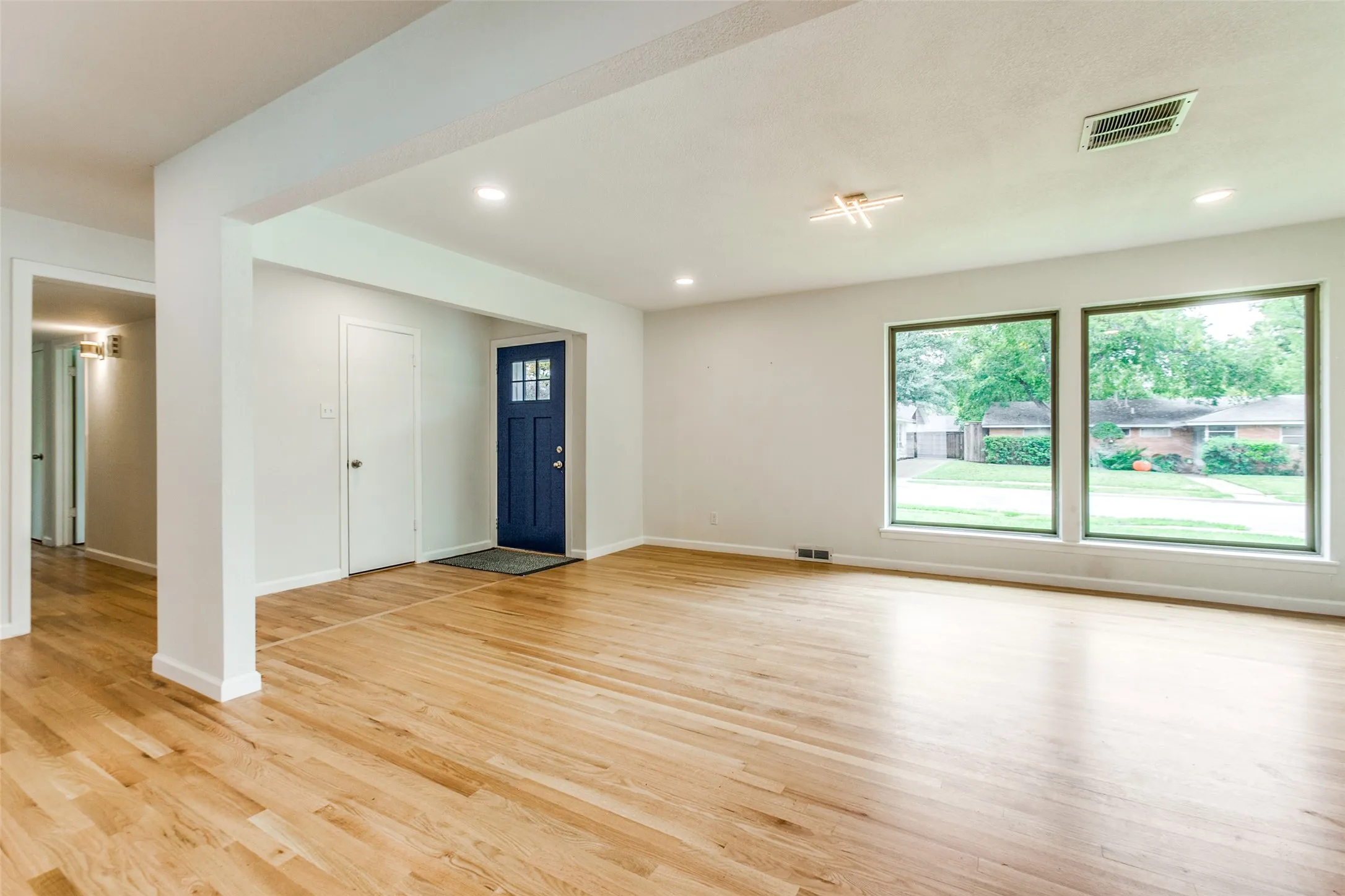 Single Family Residence For Rent in Dallas County , 3517 Woodleigh Drive, Dallas, Texas 75229, 3 Bedroom, 2 Bathroom, 2 Garage spaces, 1,569 Sqft, built in 1956, mls#21372697, Real Estate Agent in Dallas, Homes For Rent in Dallas county, Homes For Rent in Dallas, Realtor in Dallas Texas, Real Estate Brokerage Independent Realty Texas, Luminita Cordes Realtor