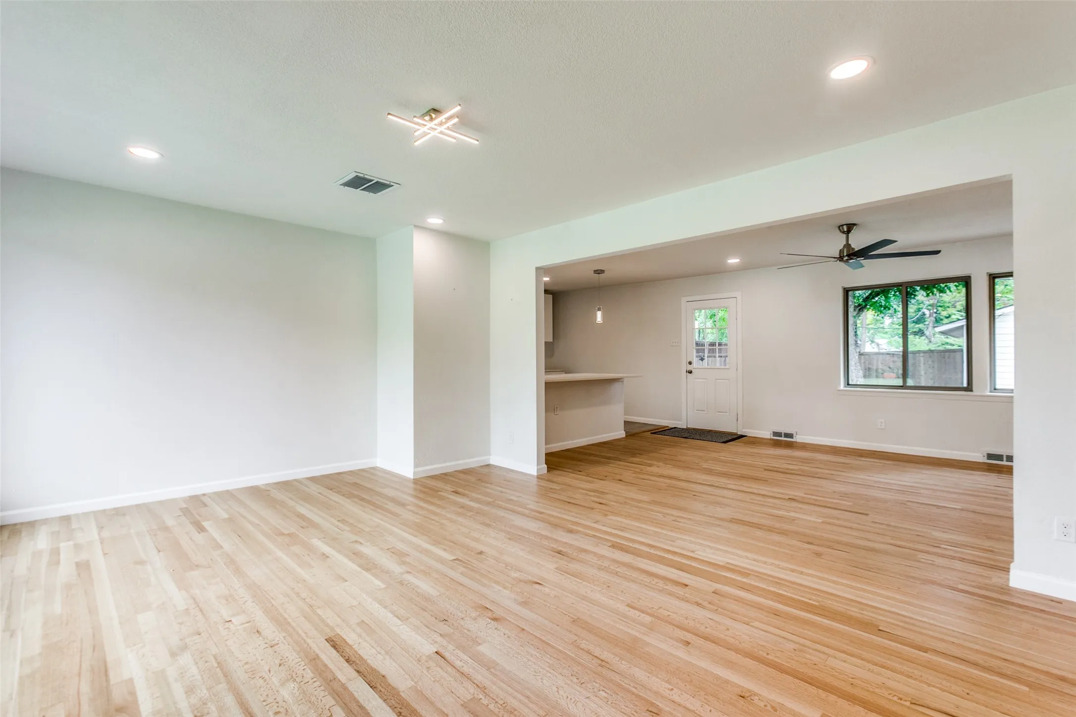Single Family Residence For Rent in Dallas County , 3517 Woodleigh Drive, Dallas, Texas 75229, 3 Bedroom, 2 Bathroom, 2 Garage spaces, 1,569 Sqft, built in 1956, mls#21372697, Real Estate Agent in Dallas, Homes For Rent in Dallas county, Homes For Rent in Dallas, Realtor in Dallas Texas, Real Estate Brokerage Independent Realty Texas, Luminita Cordes Realtor