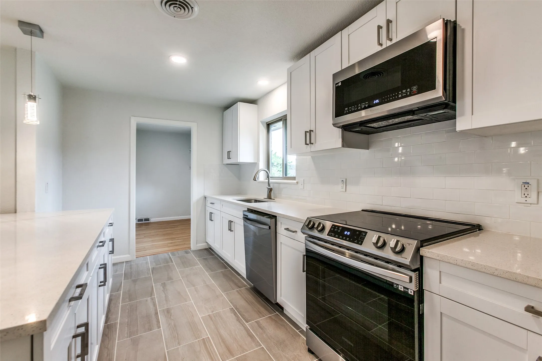 Single Family Residence For Rent in Dallas County , 3517 Woodleigh Drive, Dallas, Texas 75229, 3 Bedroom, 2 Bathroom, 2 Garage spaces, 1,569 Sqft, built in 1956, mls#21372697, Real Estate Agent in Dallas, Homes For Rent in Dallas county, Homes For Rent in Dallas, Realtor in Dallas Texas, Real Estate Brokerage Independent Realty Texas, Luminita Cordes Realtor