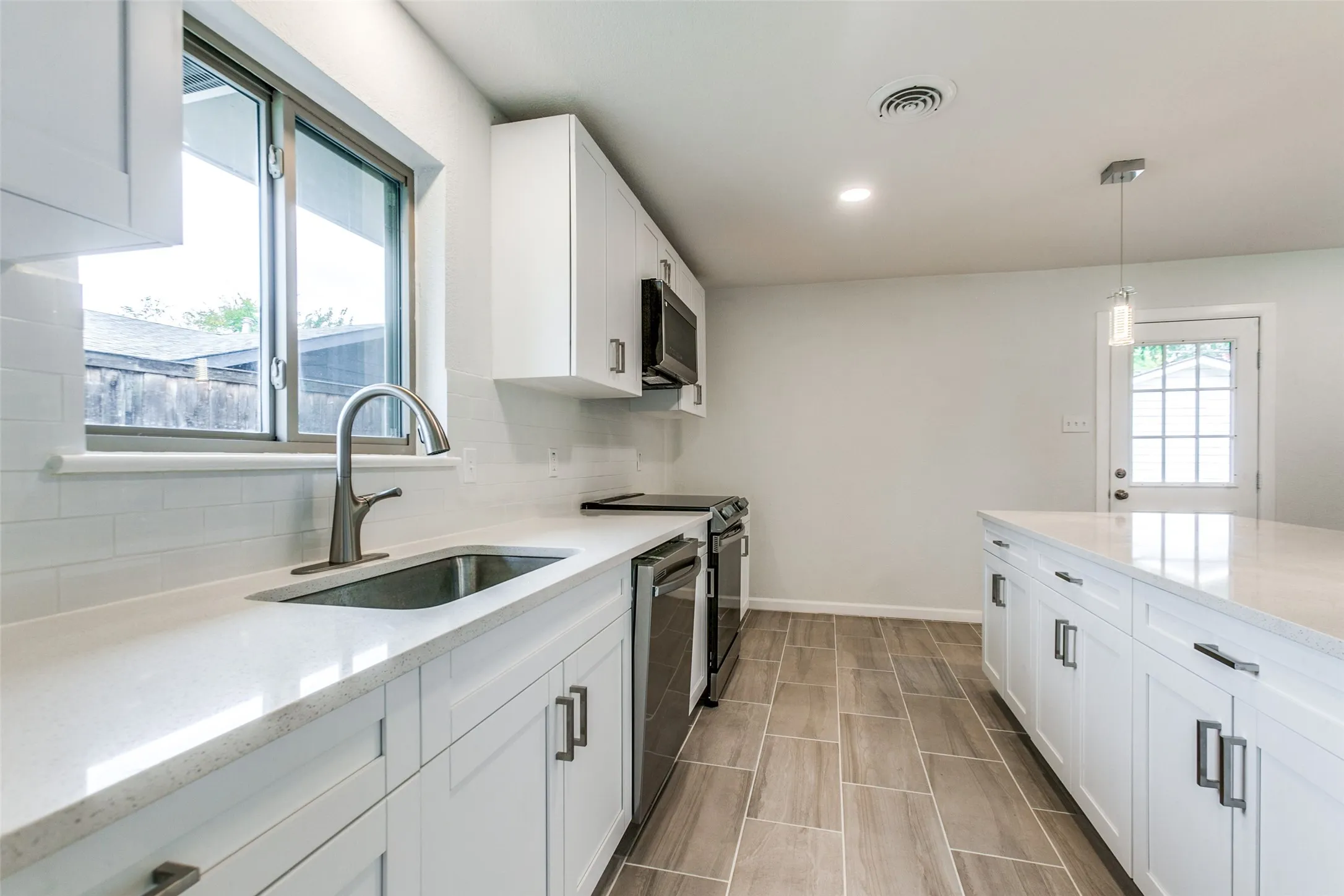 Single Family Residence For Rent in Dallas County , 3517 Woodleigh Drive, Dallas, Texas 75229, 3 Bedroom, 2 Bathroom, 2 Garage spaces, 1,569 Sqft, built in 1956, mls#21372697, Real Estate Agent in Dallas, Homes For Rent in Dallas county, Homes For Rent in Dallas, Realtor in Dallas Texas, Real Estate Brokerage Independent Realty Texas, Luminita Cordes Realtor