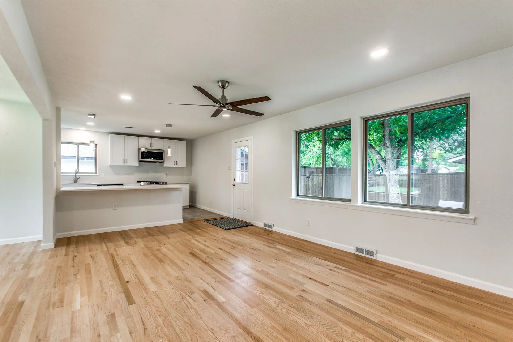 Single Family Residence For Rent in Dallas County , 3517 Woodleigh Drive, Dallas, Texas 75229, 3 Bedroom, 2 Bathroom, 2 Garage spaces, 1,569 Sqft, built in 1956, mls#21372697, Real Estate Agent in Dallas, Homes For Rent in Dallas county, Homes For Rent in Dallas, Realtor in Dallas Texas, Real Estate Brokerage Independent Realty Texas, Luminita Cordes Realtor