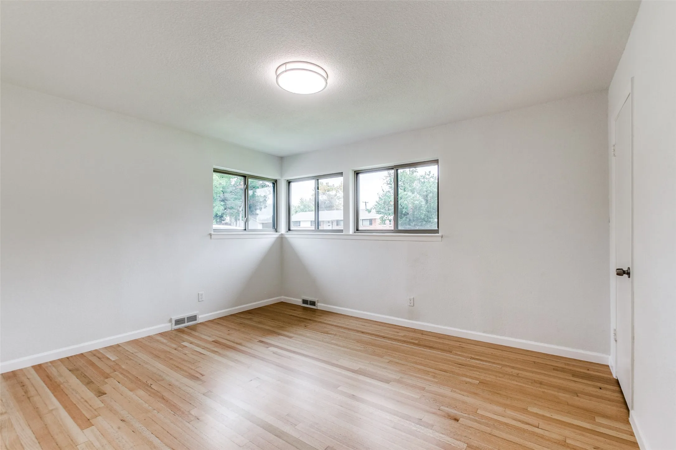 Single Family Residence For Rent in Dallas County , 3517 Woodleigh Drive, Dallas, Texas 75229, 3 Bedroom, 2 Bathroom, 2 Garage spaces, 1,569 Sqft, built in 1956, mls#21372697, Real Estate Agent in Dallas, Homes For Rent in Dallas county, Homes For Rent in Dallas, Realtor in Dallas Texas, Real Estate Brokerage Independent Realty Texas, Luminita Cordes Realtor