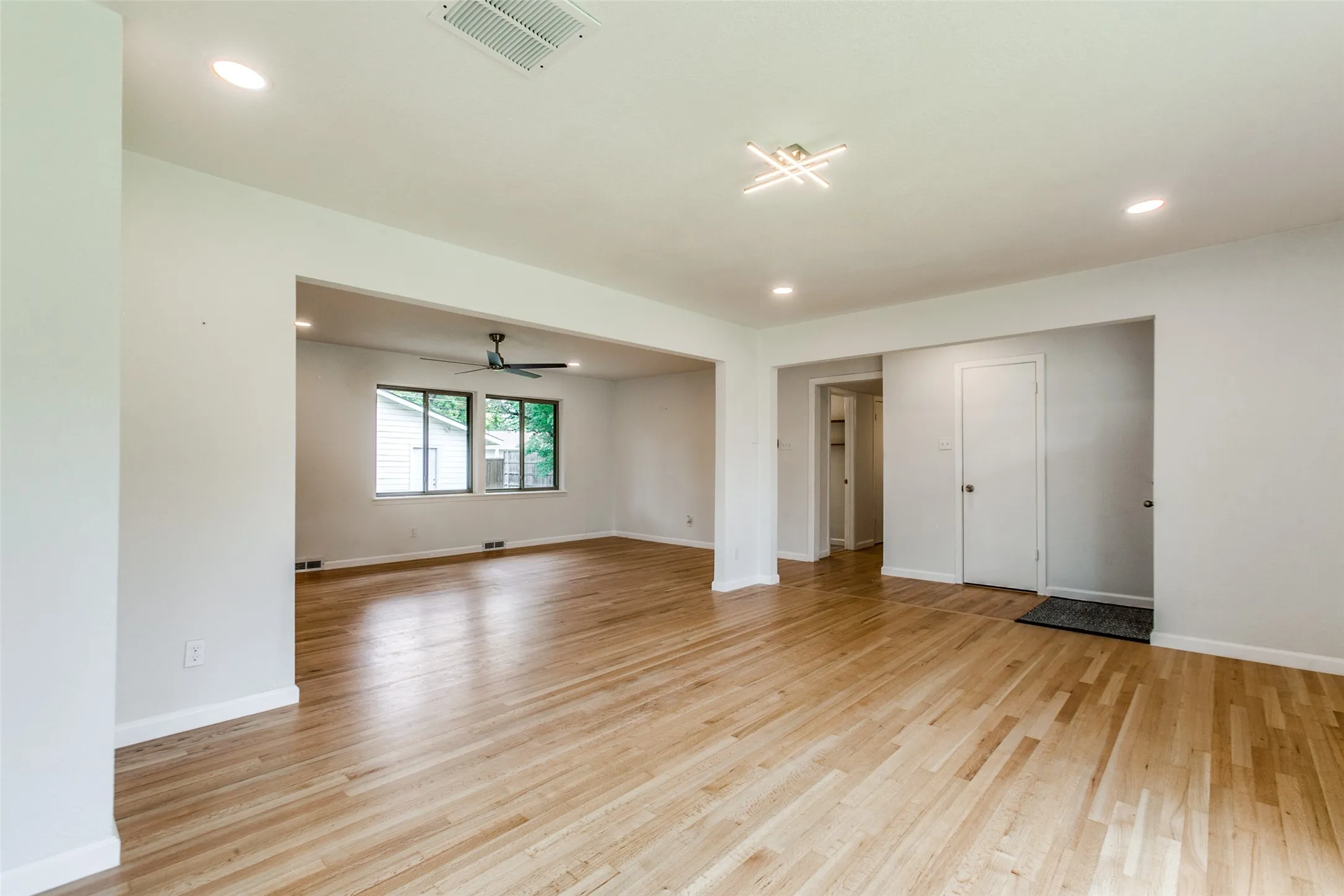 Single Family Residence For Rent in Dallas County , 3517 Woodleigh Drive, Dallas, Texas 75229, 3 Bedroom, 2 Bathroom, 2 Garage spaces, 1,569 Sqft, built in 1956, mls#21372697, Real Estate Agent in Dallas, Homes For Rent in Dallas county, Homes For Rent in Dallas, Realtor in Dallas Texas, Real Estate Brokerage Independent Realty Texas, Luminita Cordes Realtor