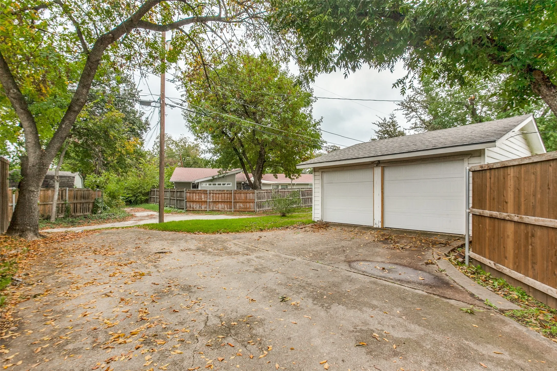 Single Family Residence For Rent in Dallas County , 3517 Woodleigh Drive, Dallas, Texas 75229, 3 Bedroom, 2 Bathroom, 2 Garage spaces, 1,569 Sqft, built in 1956, mls#21372697, Real Estate Agent in Dallas, Homes For Rent in Dallas county, Homes For Rent in Dallas, Realtor in Dallas Texas, Real Estate Brokerage Independent Realty Texas, Luminita Cordes Realtor
