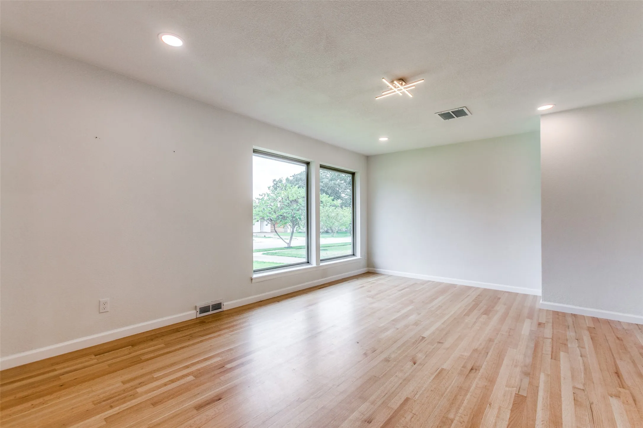 Single Family Residence For Rent in Dallas County , 3517 Woodleigh Drive, Dallas, Texas 75229, 3 Bedroom, 2 Bathroom, 2 Garage spaces, 1,569 Sqft, built in 1956, mls#21372697, Real Estate Agent in Dallas, Homes For Rent in Dallas county, Homes For Rent in Dallas, Realtor in Dallas Texas, Real Estate Brokerage Independent Realty Texas, Luminita Cordes Realtor