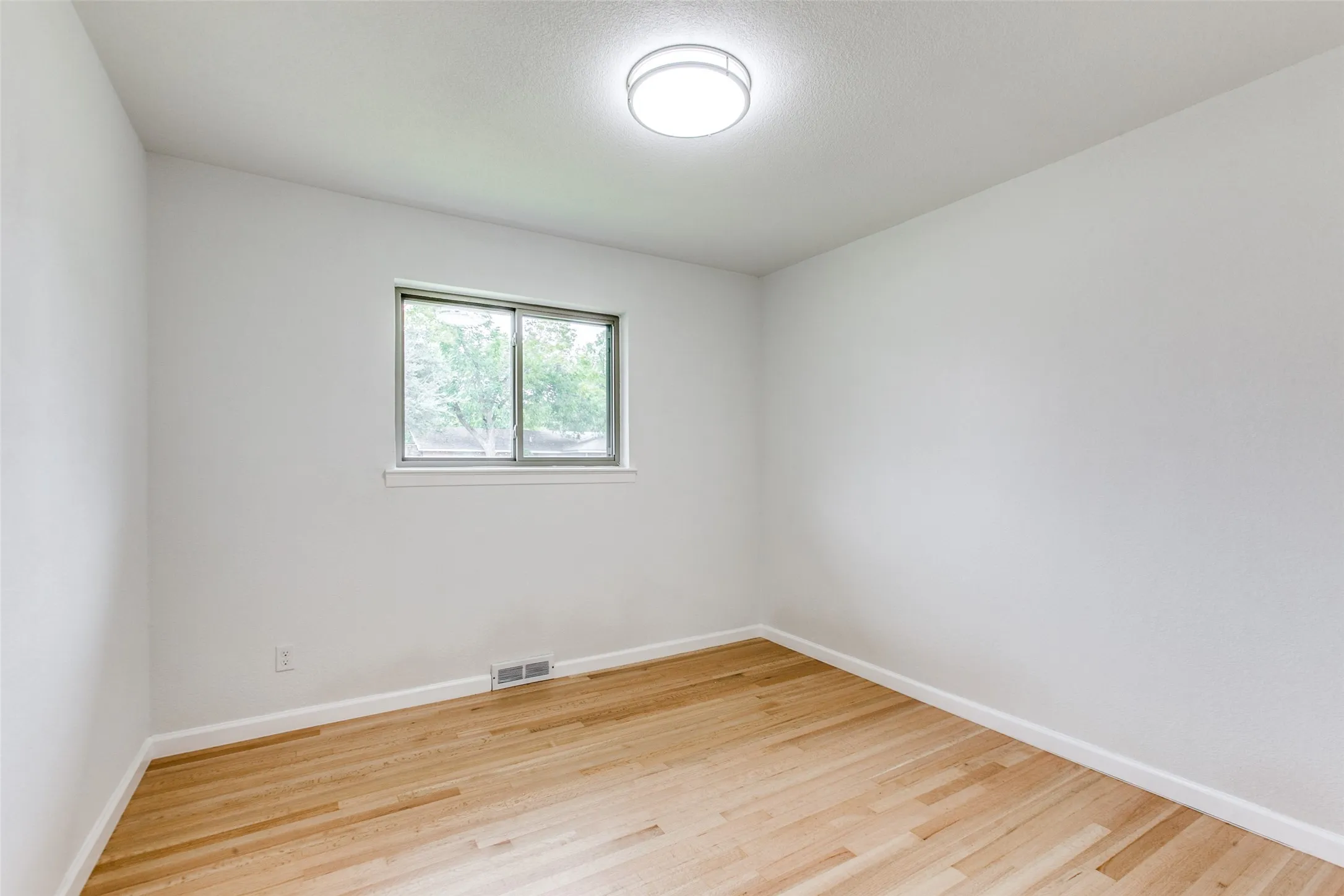 Single Family Residence For Rent in Dallas County , 3517 Woodleigh Drive, Dallas, Texas 75229, 3 Bedroom, 2 Bathroom, 2 Garage spaces, 1,569 Sqft, built in 1956, mls#21372697, Real Estate Agent in Dallas, Homes For Rent in Dallas county, Homes For Rent in Dallas, Realtor in Dallas Texas, Real Estate Brokerage Independent Realty Texas, Luminita Cordes Realtor