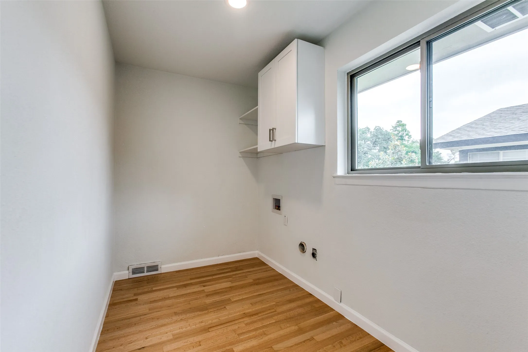 Single Family Residence For Rent in Dallas County , 3517 Woodleigh Drive, Dallas, Texas 75229, 3 Bedroom, 2 Bathroom, 2 Garage spaces, 1,569 Sqft, built in 1956, mls#21372697, Real Estate Agent in Dallas, Homes For Rent in Dallas county, Homes For Rent in Dallas, Realtor in Dallas Texas, Real Estate Brokerage Independent Realty Texas, Luminita Cordes Realtor