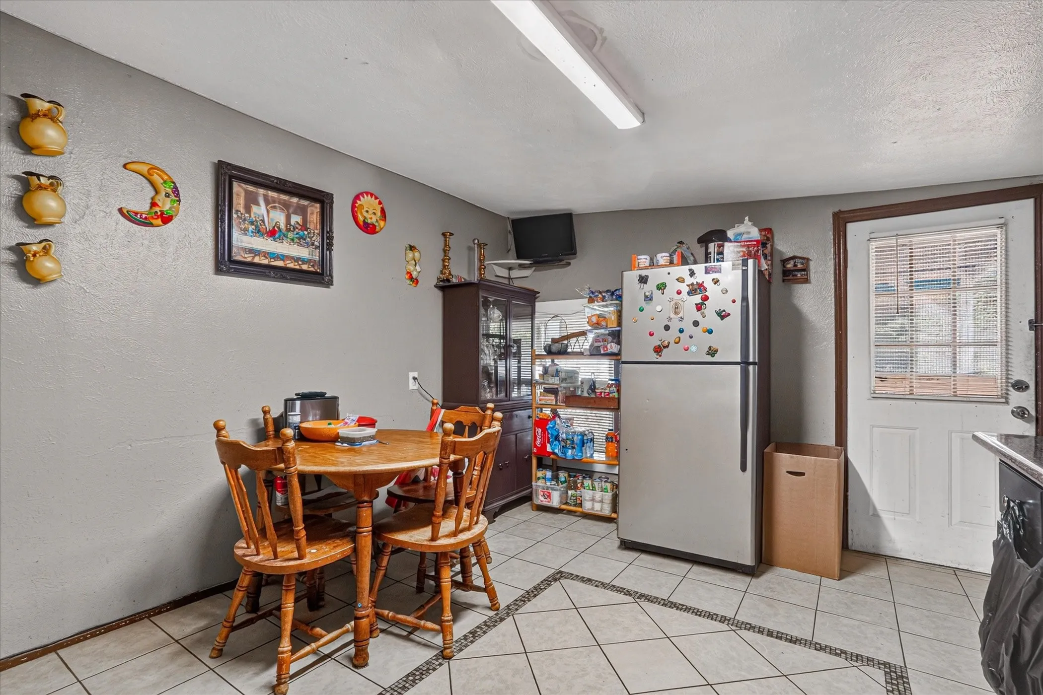 Tile flooring with decorative border