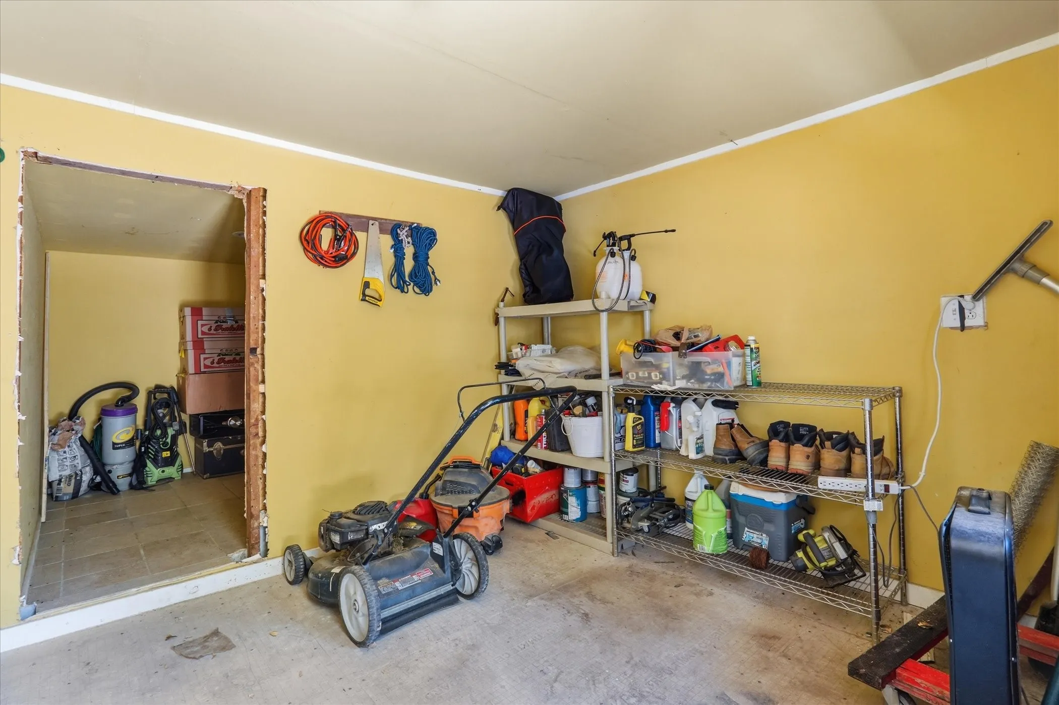 Single Family Residence For Sale in Dallas County , 3332 Coronet Boulevard, Dallas, Texas 75212, 2 Bedroom, 1 Bathroom, Garage spaces, 952 Sqft, built in 1948, mls#21372701, Real Estate Agent in Dallas, Homes For Sale in Dallas county, Homes For Sale in Dallas, Realtor in Dallas Texas, Real Estate Brokerage Independent Realty Texas, Luminita Cordes Realtor