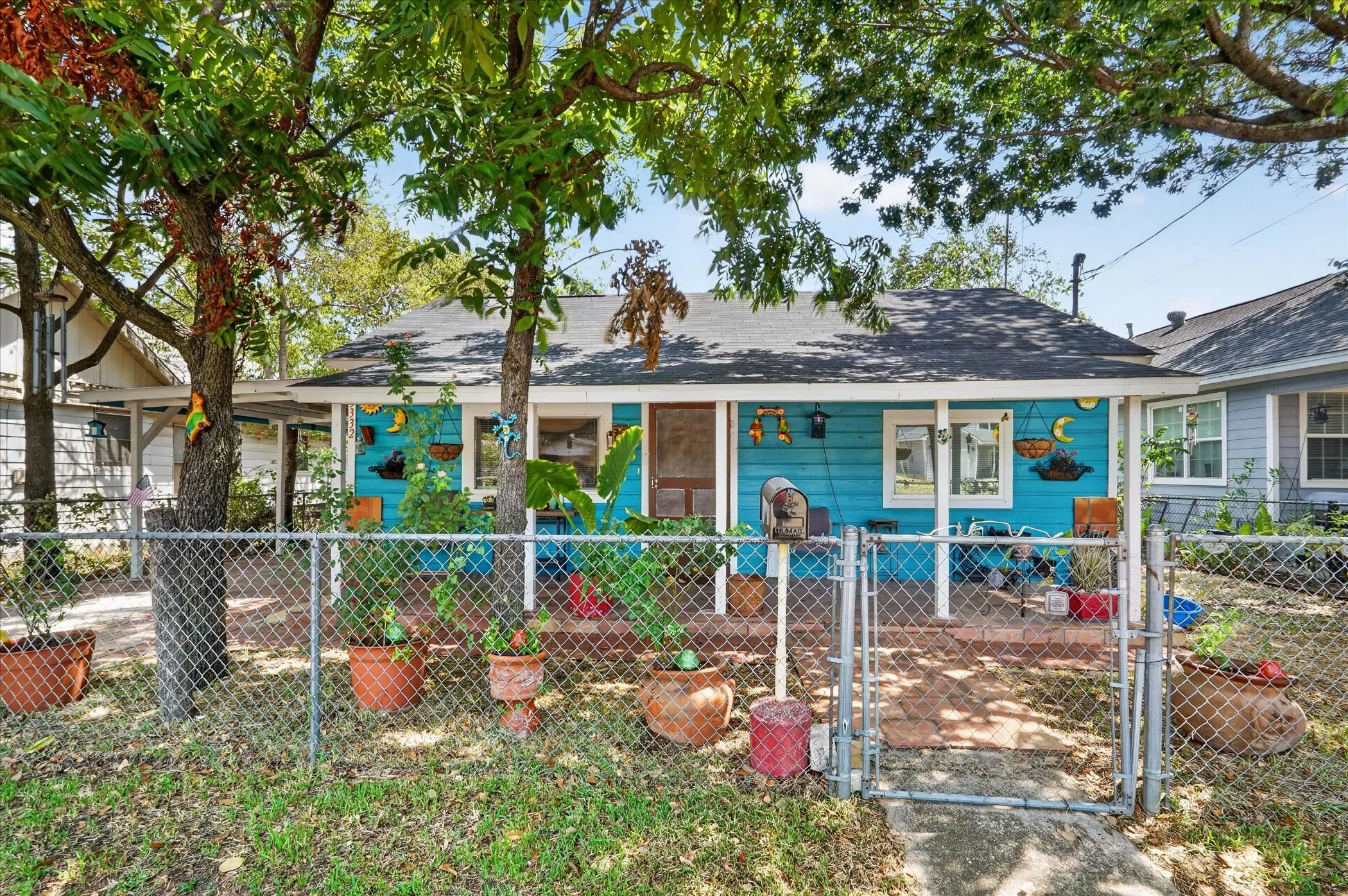 Single Family Residence For Sale in Dallas County , 3332 Coronet Boulevard, Dallas, Texas 75212, 2 Bedroom, 1 Bathroom, Garage spaces, 952 Sqft, built in 1948, mls#21372701, Real Estate Agent in Dallas, Homes For Sale in Dallas county, Homes For Sale in Dallas, Realtor in Dallas Texas, Real Estate Brokerage Independent Realty Texas, Luminita Cordes Realtor
