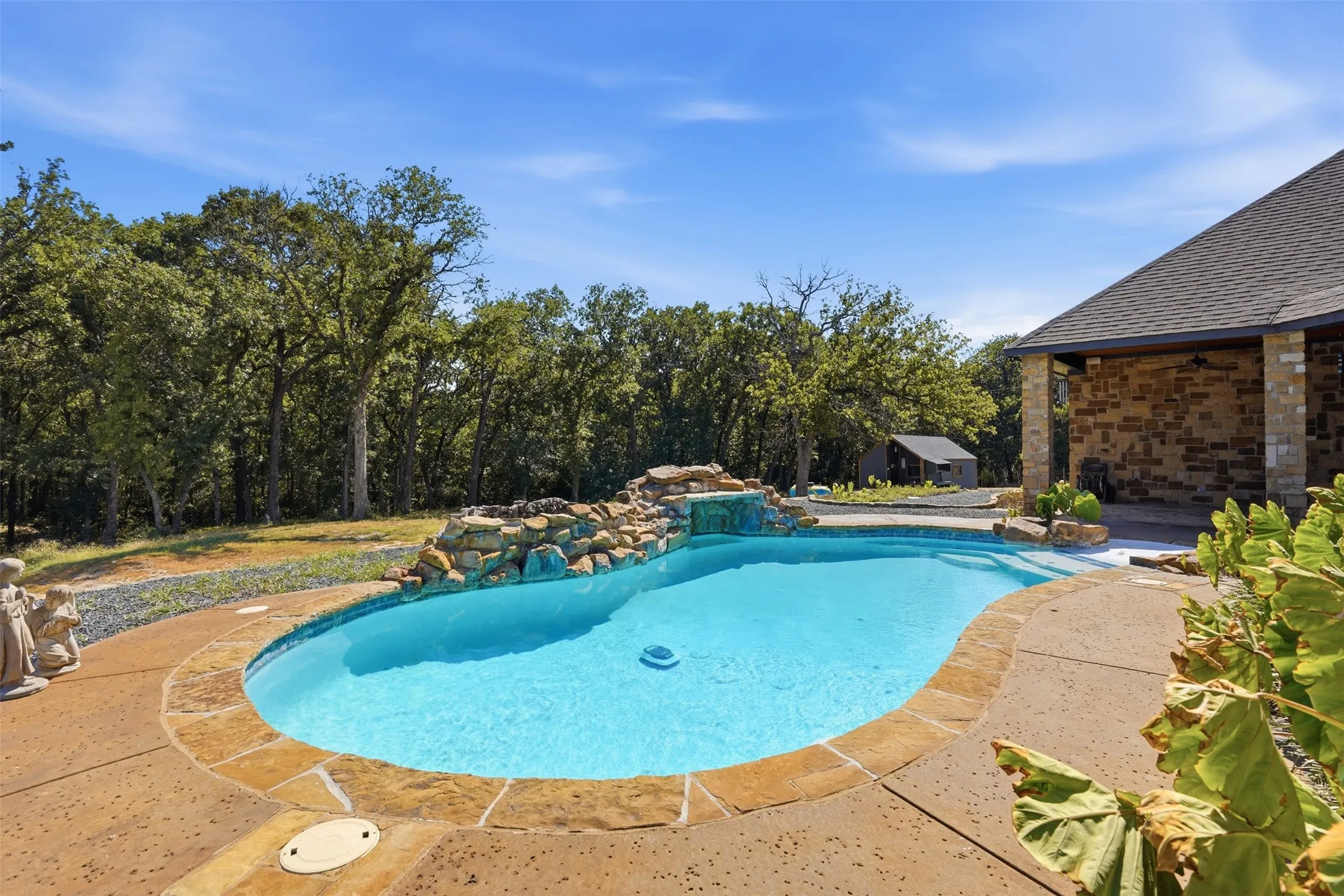 Single Family Residence For Sale in Tarrant County , 6808 Nine Mile Bridge Road, Fort Worth, Texas 76135, 3 Bedroom, 3 Bathroom, 4 Garage spaces, 4,900 Sqft, built in 2006, mls#21369570, Real Estate Agent in Fort Worth, Homes For Sale in Tarrant county, Homes For Sale in Fort Worth, Realtor in Fort Worth Texas, Real Estate Brokerage Independent Realty Texas, Luminita Cordes Realtor