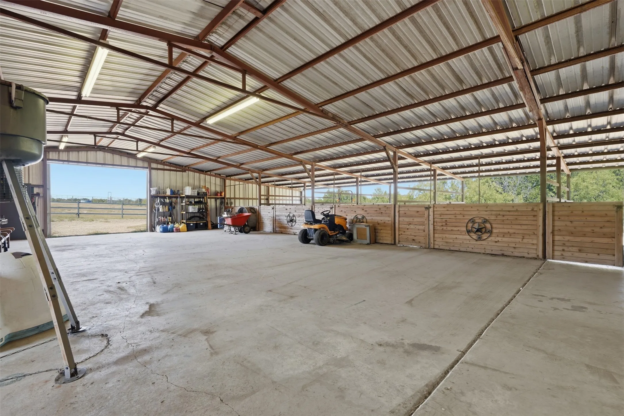 Single Family Residence For Sale in Tarrant County , 6808 Nine Mile Bridge Road, Fort Worth, Texas 76135, 3 Bedroom, 3 Bathroom, 4 Garage spaces, 4,900 Sqft, built in 2006, mls#21369570, Real Estate Agent in Fort Worth, Homes For Sale in Tarrant county, Homes For Sale in Fort Worth, Realtor in Fort Worth Texas, Real Estate Brokerage Independent Realty Texas, Luminita Cordes Realtor