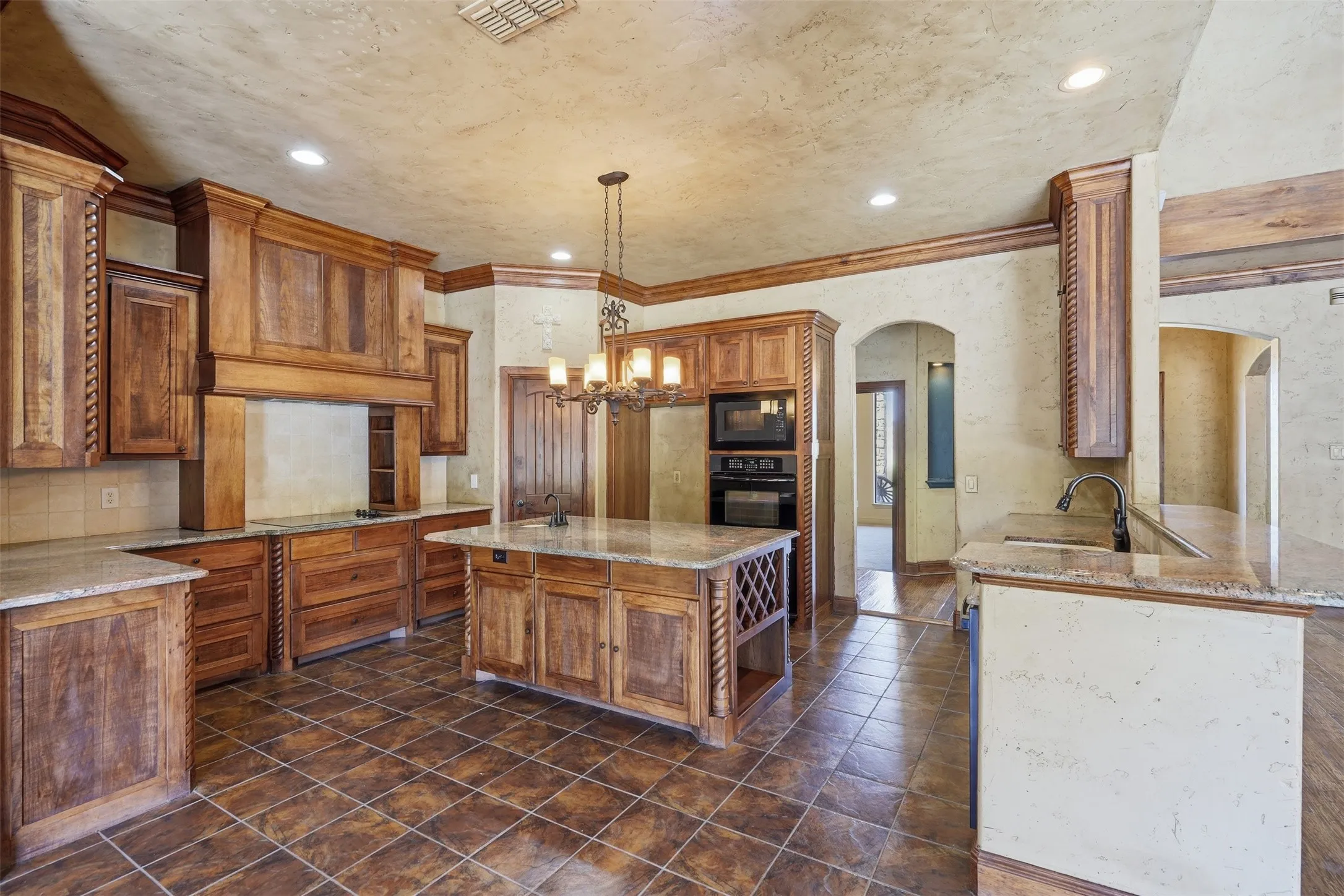 Single Family Residence For Sale in Tarrant County , 6808 Nine Mile Bridge Road, Fort Worth, Texas 76135, 3 Bedroom, 3 Bathroom, 4 Garage spaces, 4,900 Sqft, built in 2006, mls#21369570, Real Estate Agent in Fort Worth, Homes For Sale in Tarrant county, Homes For Sale in Fort Worth, Realtor in Fort Worth Texas, Real Estate Brokerage Independent Realty Texas, Luminita Cordes Realtor