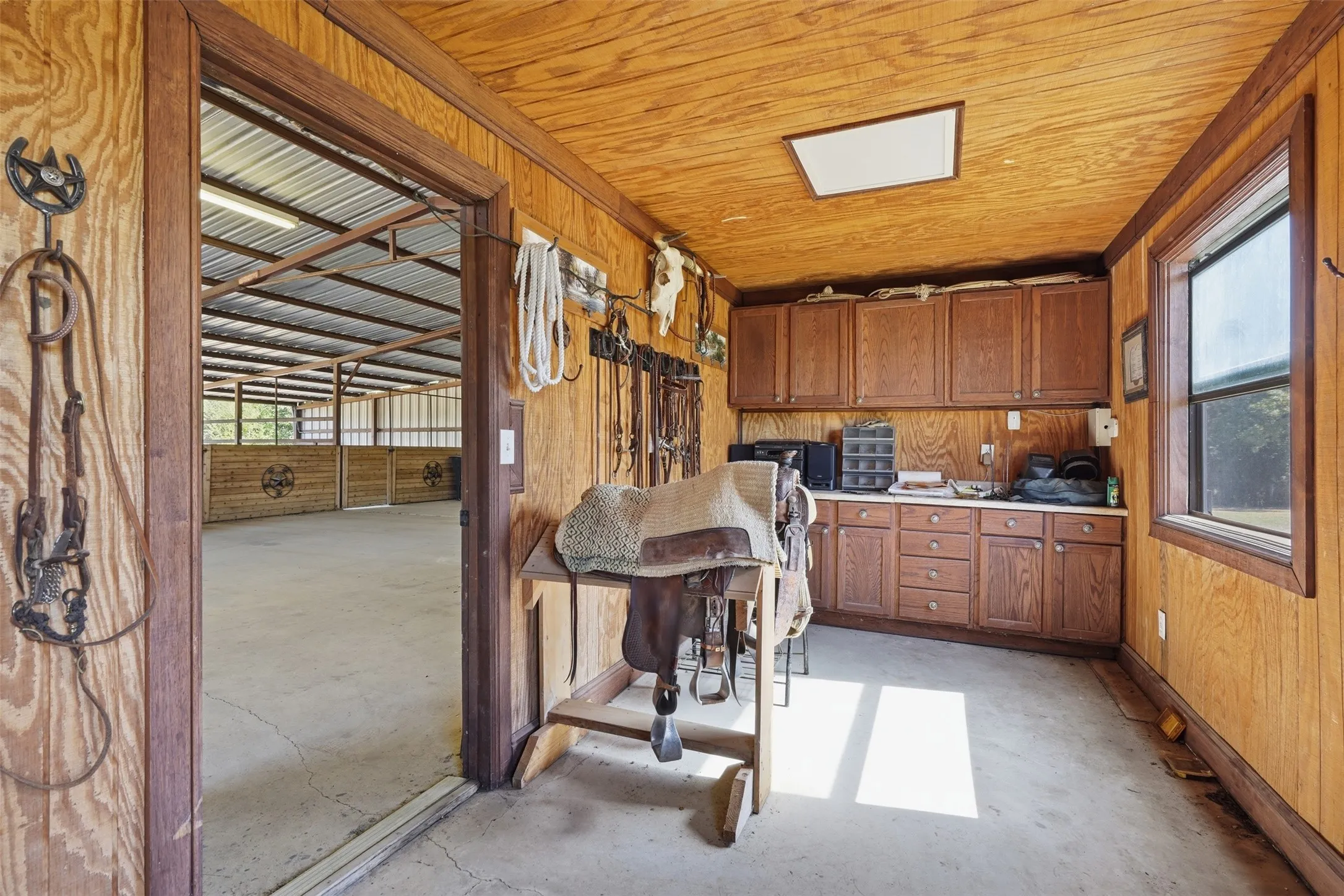 Single Family Residence For Sale in Tarrant County , 6808 Nine Mile Bridge Road, Fort Worth, Texas 76135, 3 Bedroom, 3 Bathroom, 4 Garage spaces, 4,900 Sqft, built in 2006, mls#21369570, Real Estate Agent in Fort Worth, Homes For Sale in Tarrant county, Homes For Sale in Fort Worth, Realtor in Fort Worth Texas, Real Estate Brokerage Independent Realty Texas, Luminita Cordes Realtor