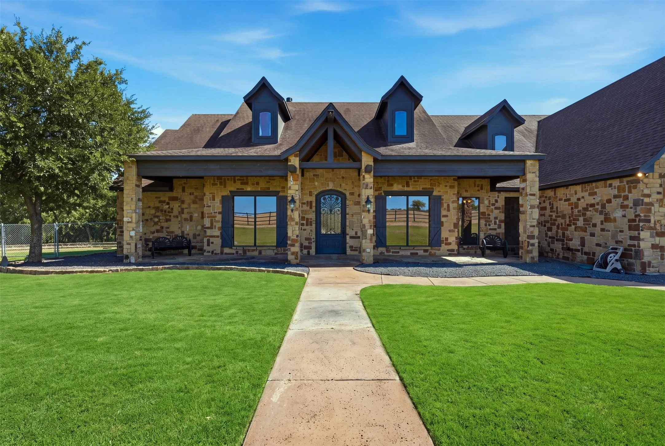 Single Family Residence For Sale in Tarrant County , 6808 Nine Mile Bridge Road, Fort Worth, Texas 76135, 3 Bedroom, 3 Bathroom, 4 Garage spaces, 4,900 Sqft, built in 2006, mls#21369570, Real Estate Agent in Fort Worth, Homes For Sale in Tarrant county, Homes For Sale in Fort Worth, Realtor in Fort Worth Texas, Real Estate Brokerage Independent Realty Texas, Luminita Cordes Realtor