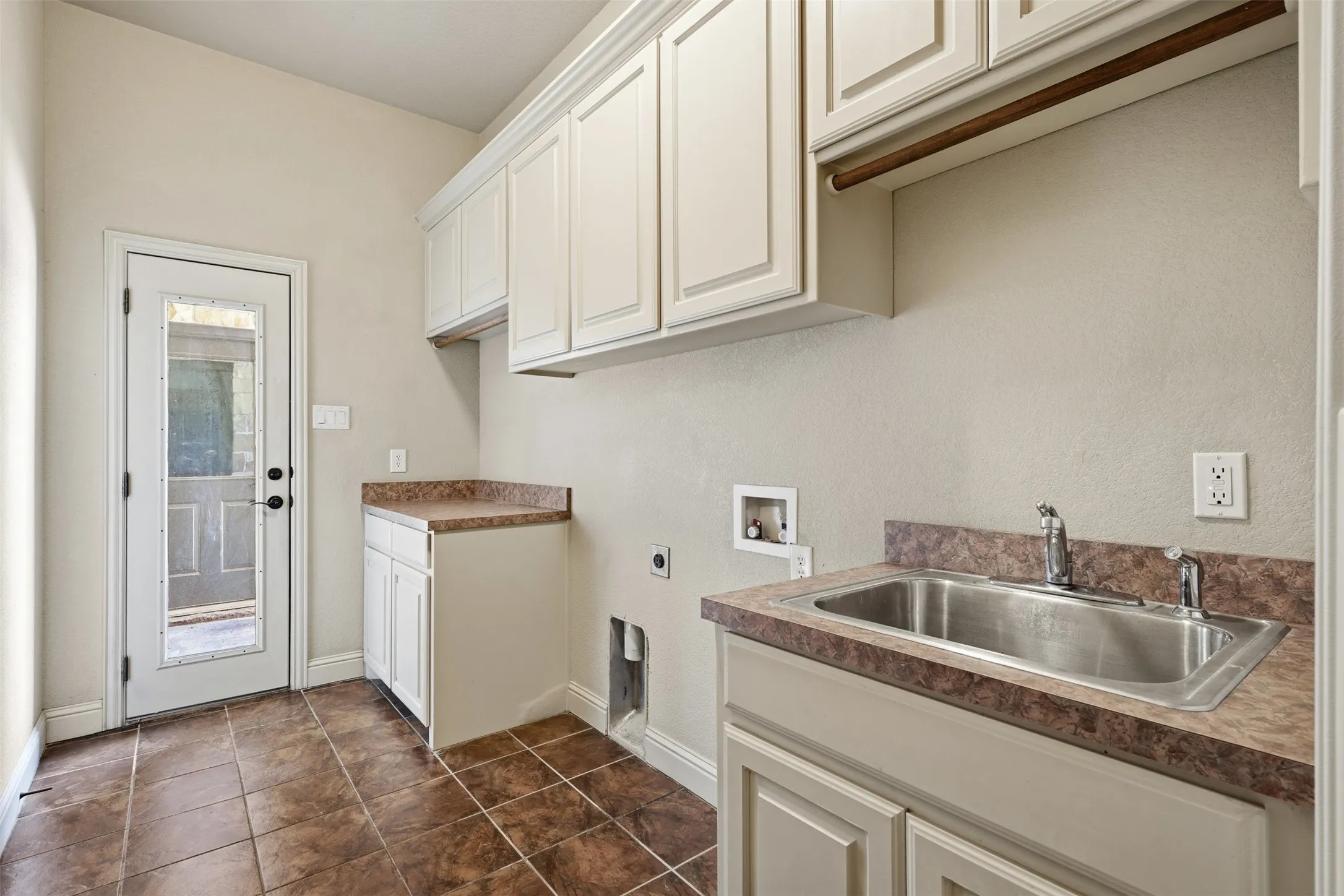 Single Family Residence For Sale in Tarrant County , 6808 Nine Mile Bridge Road, Fort Worth, Texas 76135, 3 Bedroom, 3 Bathroom, 4 Garage spaces, 4,900 Sqft, built in 2006, mls#21369570, Real Estate Agent in Fort Worth, Homes For Sale in Tarrant county, Homes For Sale in Fort Worth, Realtor in Fort Worth Texas, Real Estate Brokerage Independent Realty Texas, Luminita Cordes Realtor