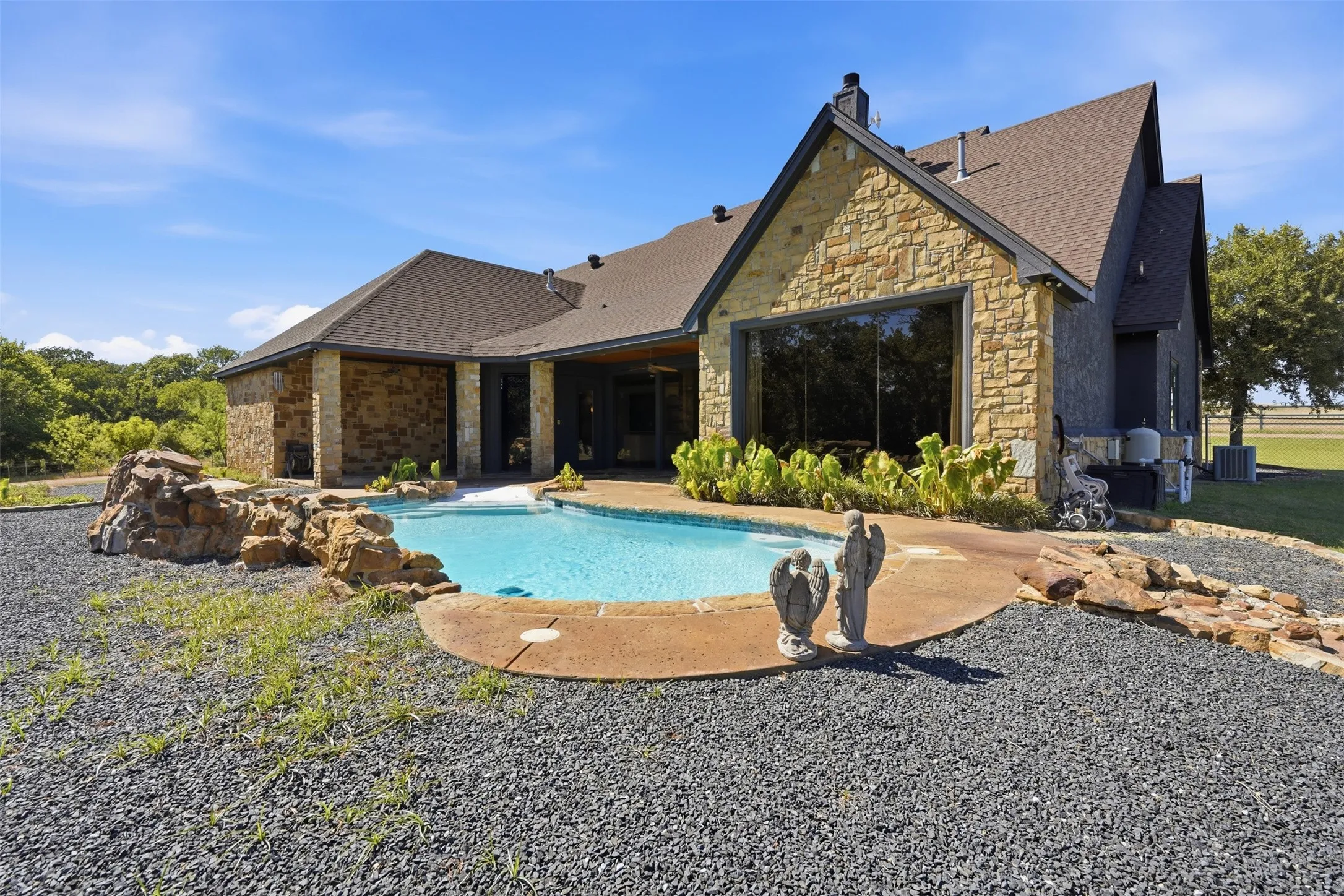 Single Family Residence For Sale in Tarrant County , 6808 Nine Mile Bridge Road, Fort Worth, Texas 76135, 3 Bedroom, 3 Bathroom, 4 Garage spaces, 4,900 Sqft, built in 2006, mls#21369570, Real Estate Agent in Fort Worth, Homes For Sale in Tarrant county, Homes For Sale in Fort Worth, Realtor in Fort Worth Texas, Real Estate Brokerage Independent Realty Texas, Luminita Cordes Realtor