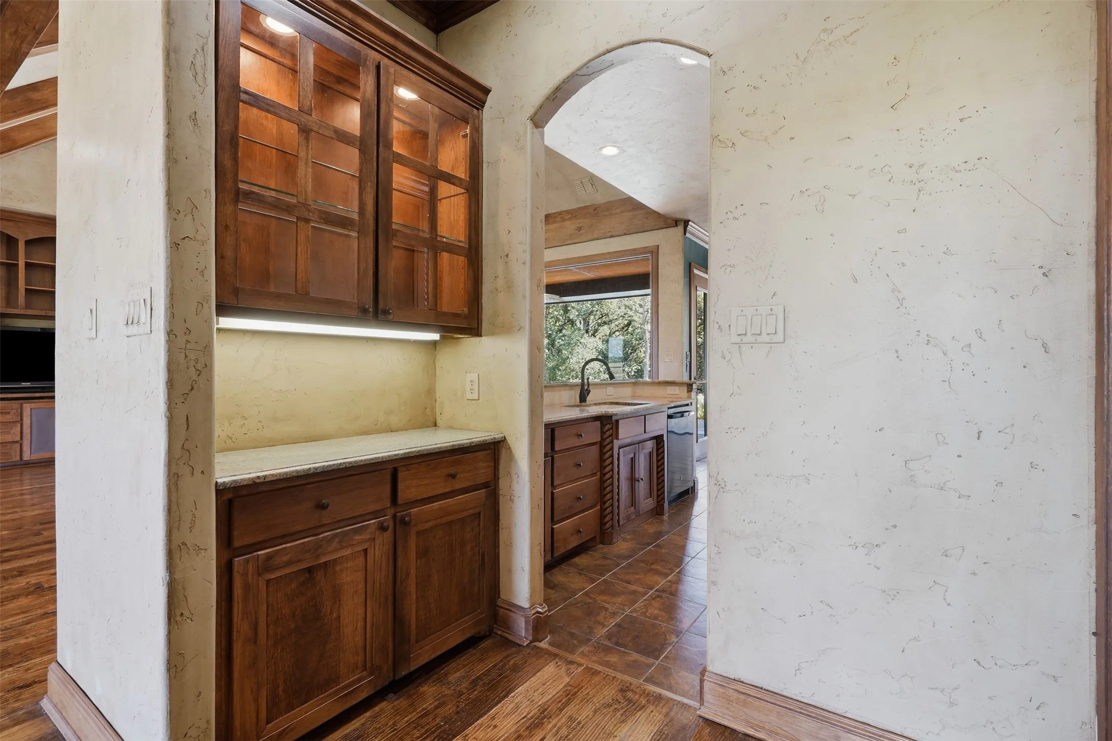Single Family Residence For Sale in Tarrant County , 6808 Nine Mile Bridge Road, Fort Worth, Texas 76135, 3 Bedroom, 3 Bathroom, 4 Garage spaces, 4,900 Sqft, built in 2006, mls#21369570, Real Estate Agent in Fort Worth, Homes For Sale in Tarrant county, Homes For Sale in Fort Worth, Realtor in Fort Worth Texas, Real Estate Brokerage Independent Realty Texas, Luminita Cordes Realtor