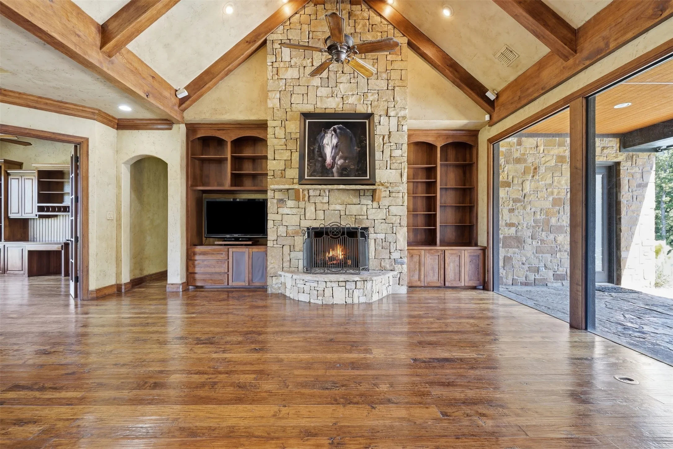 Single Family Residence For Sale in Tarrant County , 6808 Nine Mile Bridge Road, Fort Worth, Texas 76135, 3 Bedroom, 3 Bathroom, 4 Garage spaces, 4,900 Sqft, built in 2006, mls#21369570, Real Estate Agent in Fort Worth, Homes For Sale in Tarrant county, Homes For Sale in Fort Worth, Realtor in Fort Worth Texas, Real Estate Brokerage Independent Realty Texas, Luminita Cordes Realtor