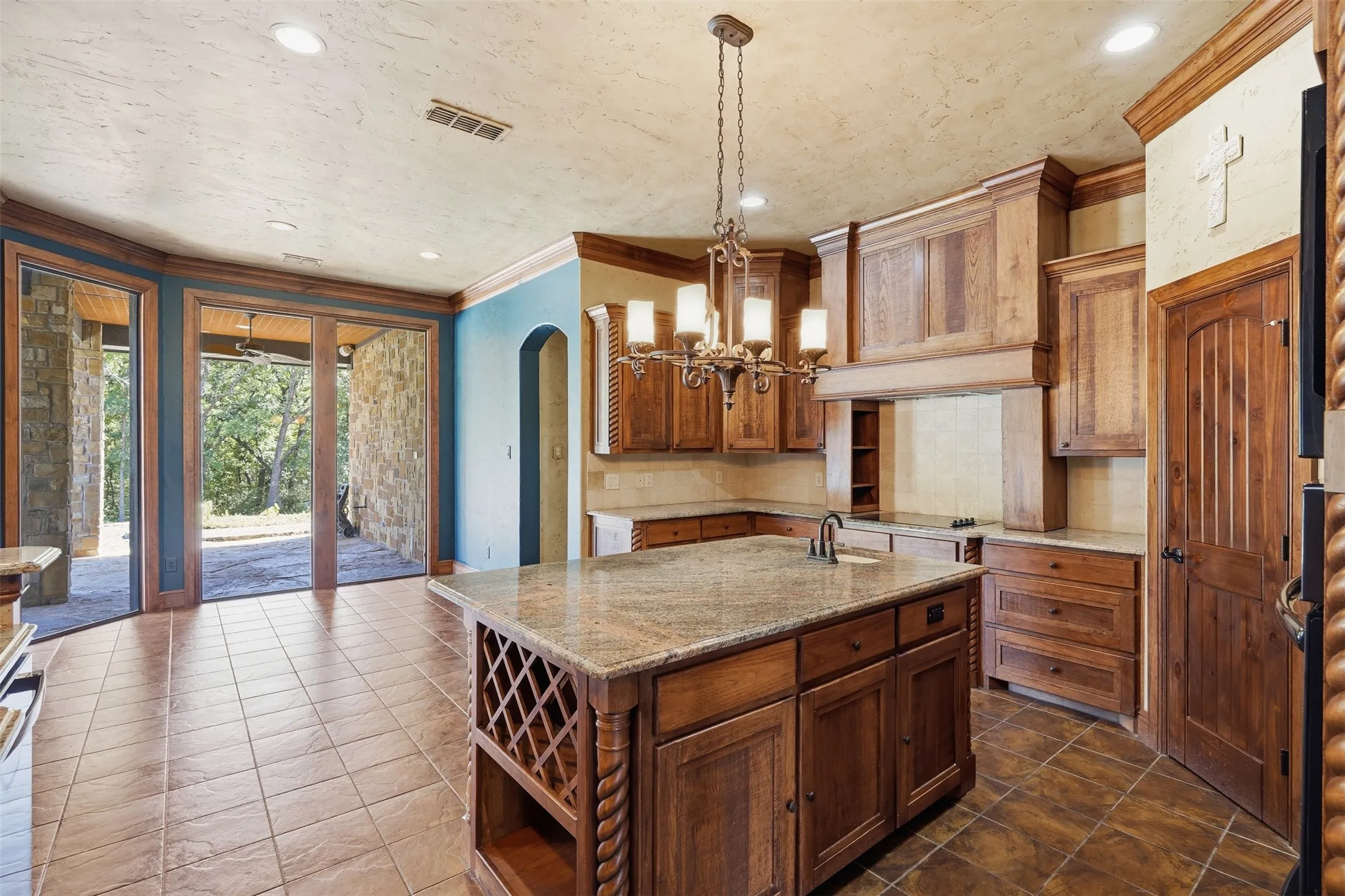 Single Family Residence For Sale in Tarrant County , 6808 Nine Mile Bridge Road, Fort Worth, Texas 76135, 3 Bedroom, 3 Bathroom, 4 Garage spaces, 4,900 Sqft, built in 2006, mls#21369570, Real Estate Agent in Fort Worth, Homes For Sale in Tarrant county, Homes For Sale in Fort Worth, Realtor in Fort Worth Texas, Real Estate Brokerage Independent Realty Texas, Luminita Cordes Realtor