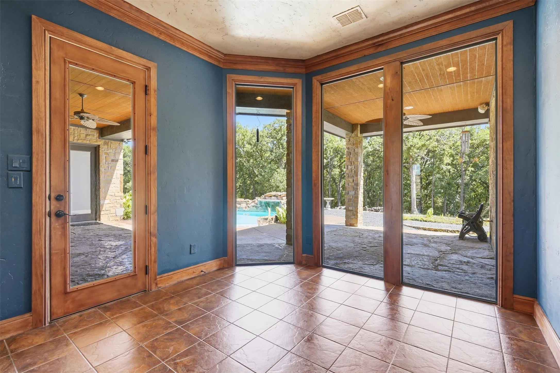 Single Family Residence For Sale in Tarrant County , 6808 Nine Mile Bridge Road, Fort Worth, Texas 76135, 3 Bedroom, 3 Bathroom, 4 Garage spaces, 4,900 Sqft, built in 2006, mls#21369570, Real Estate Agent in Fort Worth, Homes For Sale in Tarrant county, Homes For Sale in Fort Worth, Realtor in Fort Worth Texas, Real Estate Brokerage Independent Realty Texas, Luminita Cordes Realtor