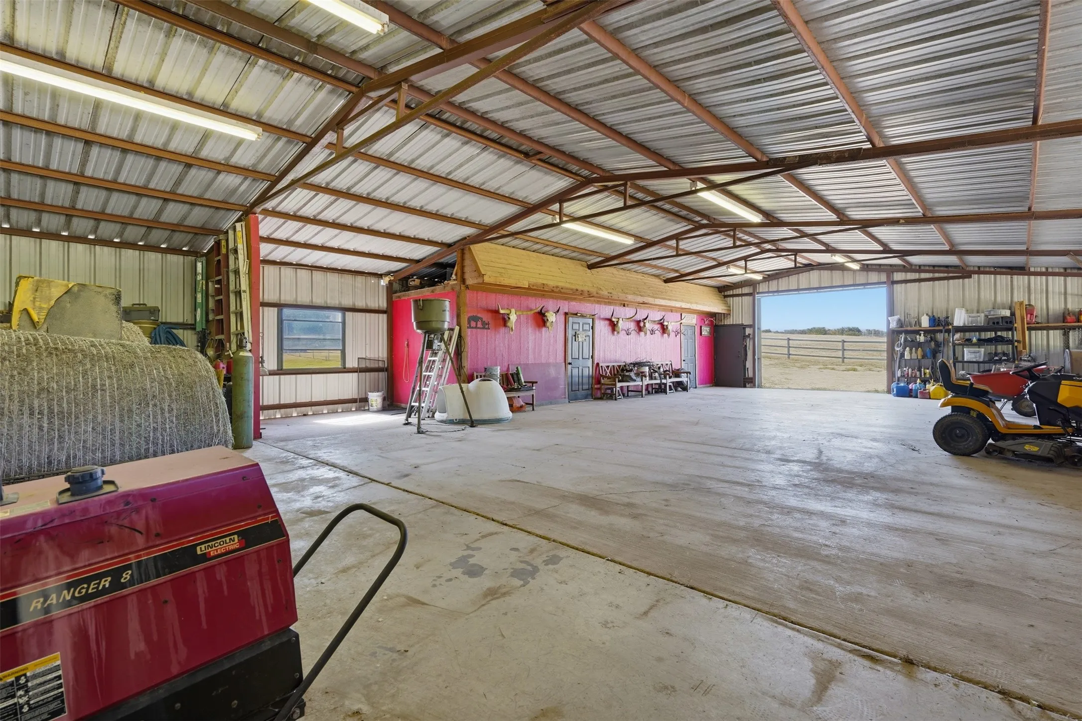 Single Family Residence For Sale in Tarrant County , 6808 Nine Mile Bridge Road, Fort Worth, Texas 76135, 3 Bedroom, 3 Bathroom, 4 Garage spaces, 4,900 Sqft, built in 2006, mls#21369570, Real Estate Agent in Fort Worth, Homes For Sale in Tarrant county, Homes For Sale in Fort Worth, Realtor in Fort Worth Texas, Real Estate Brokerage Independent Realty Texas, Luminita Cordes Realtor