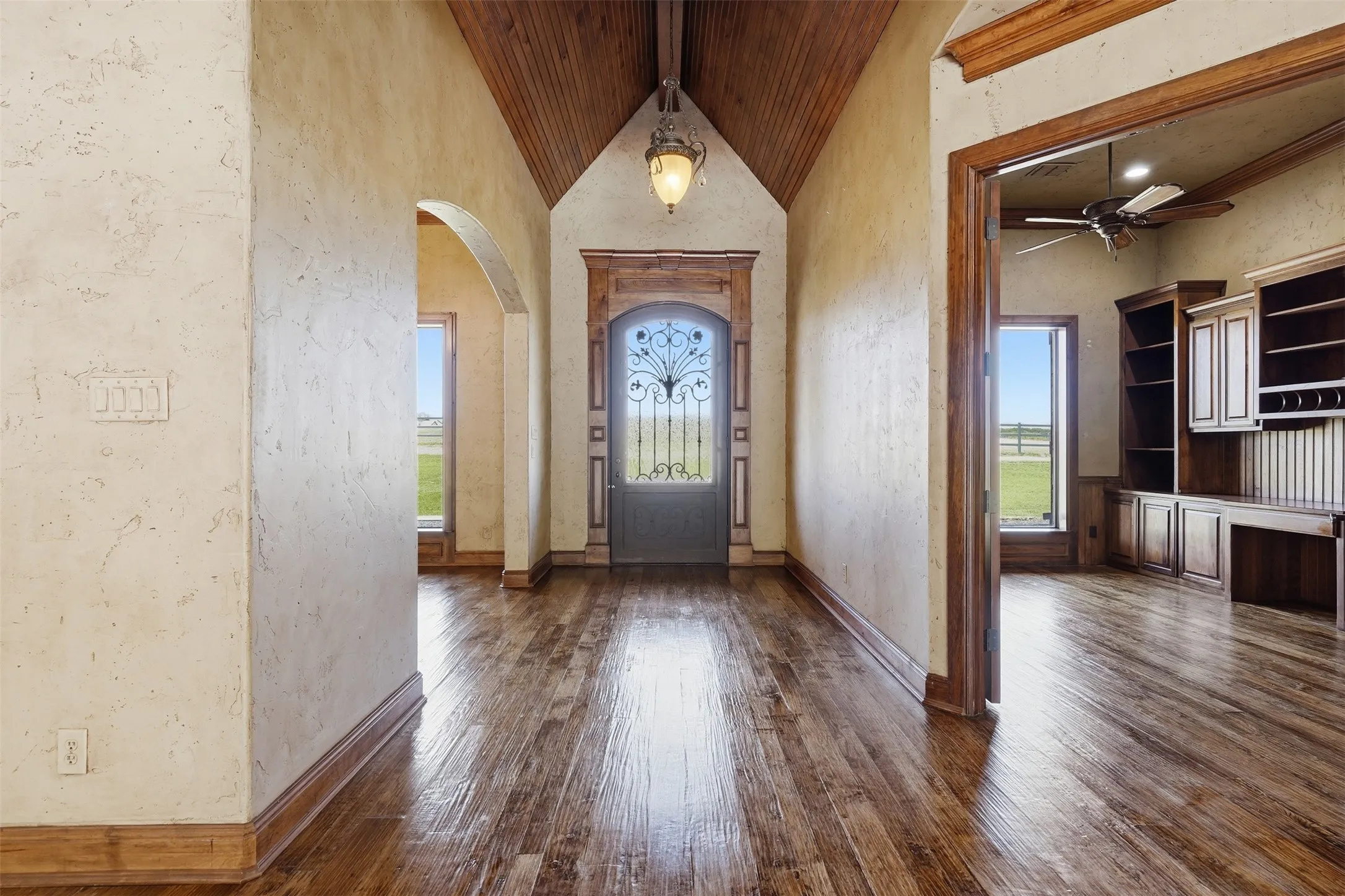 Single Family Residence For Sale in Tarrant County , 6808 Nine Mile Bridge Road, Fort Worth, Texas 76135, 3 Bedroom, 3 Bathroom, 4 Garage spaces, 4,900 Sqft, built in 2006, mls#21369570, Real Estate Agent in Fort Worth, Homes For Sale in Tarrant county, Homes For Sale in Fort Worth, Realtor in Fort Worth Texas, Real Estate Brokerage Independent Realty Texas, Luminita Cordes Realtor