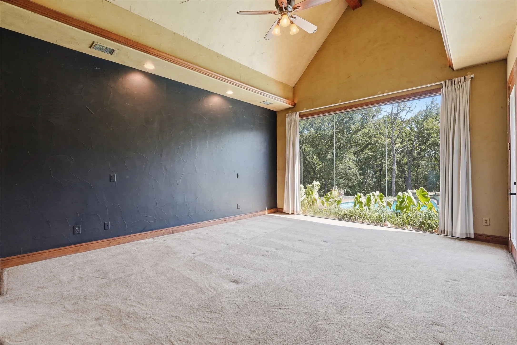 Single Family Residence For Sale in Tarrant County , 6808 Nine Mile Bridge Road, Fort Worth, Texas 76135, 3 Bedroom, 3 Bathroom, 4 Garage spaces, 4,900 Sqft, built in 2006, mls#21369570, Real Estate Agent in Fort Worth, Homes For Sale in Tarrant county, Homes For Sale in Fort Worth, Realtor in Fort Worth Texas, Real Estate Brokerage Independent Realty Texas, Luminita Cordes Realtor