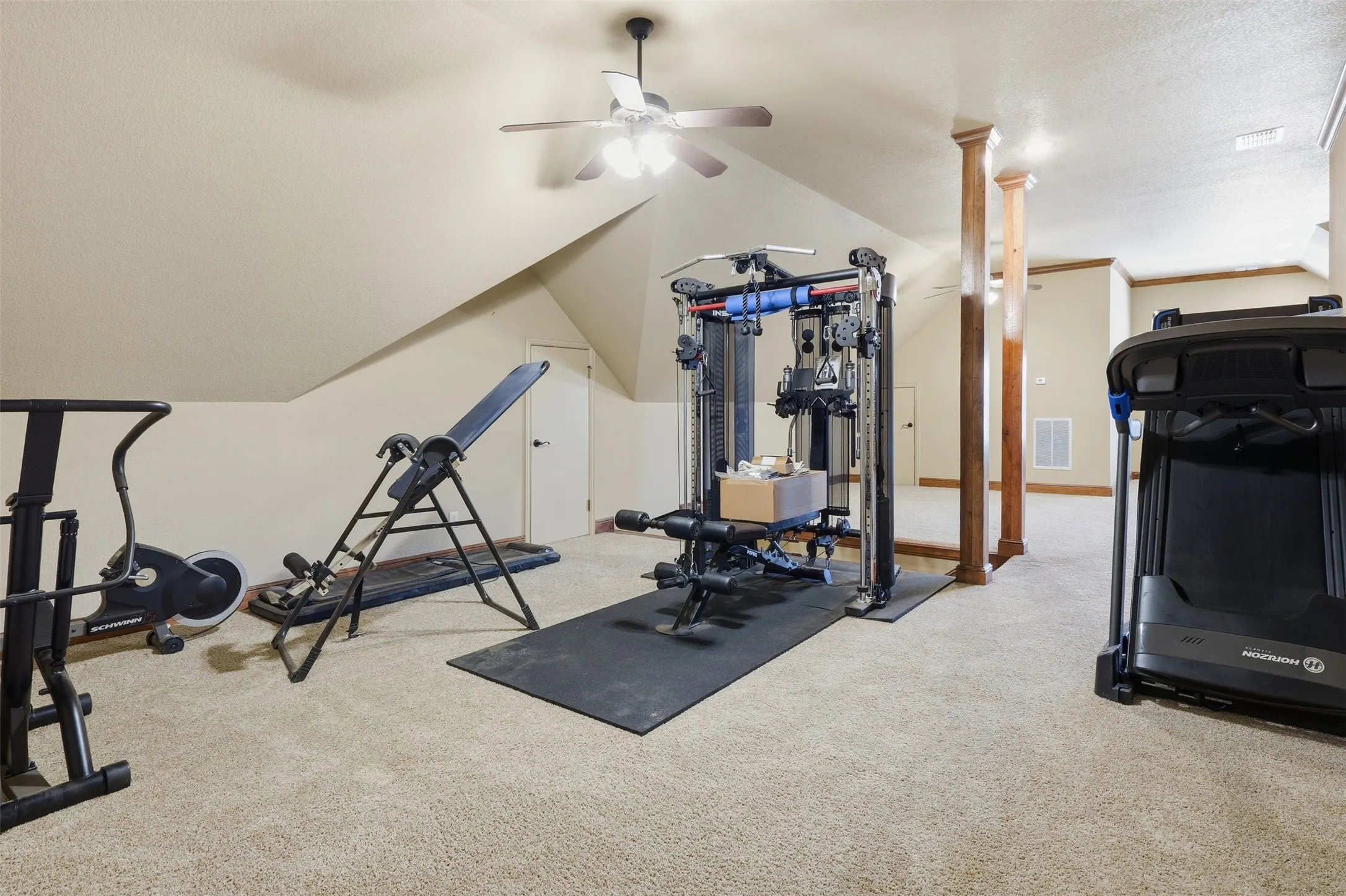 Single Family Residence For Sale in Tarrant County , 6808 Nine Mile Bridge Road, Fort Worth, Texas 76135, 3 Bedroom, 3 Bathroom, 4 Garage spaces, 4,900 Sqft, built in 2006, mls#21369570, Real Estate Agent in Fort Worth, Homes For Sale in Tarrant county, Homes For Sale in Fort Worth, Realtor in Fort Worth Texas, Real Estate Brokerage Independent Realty Texas, Luminita Cordes Realtor