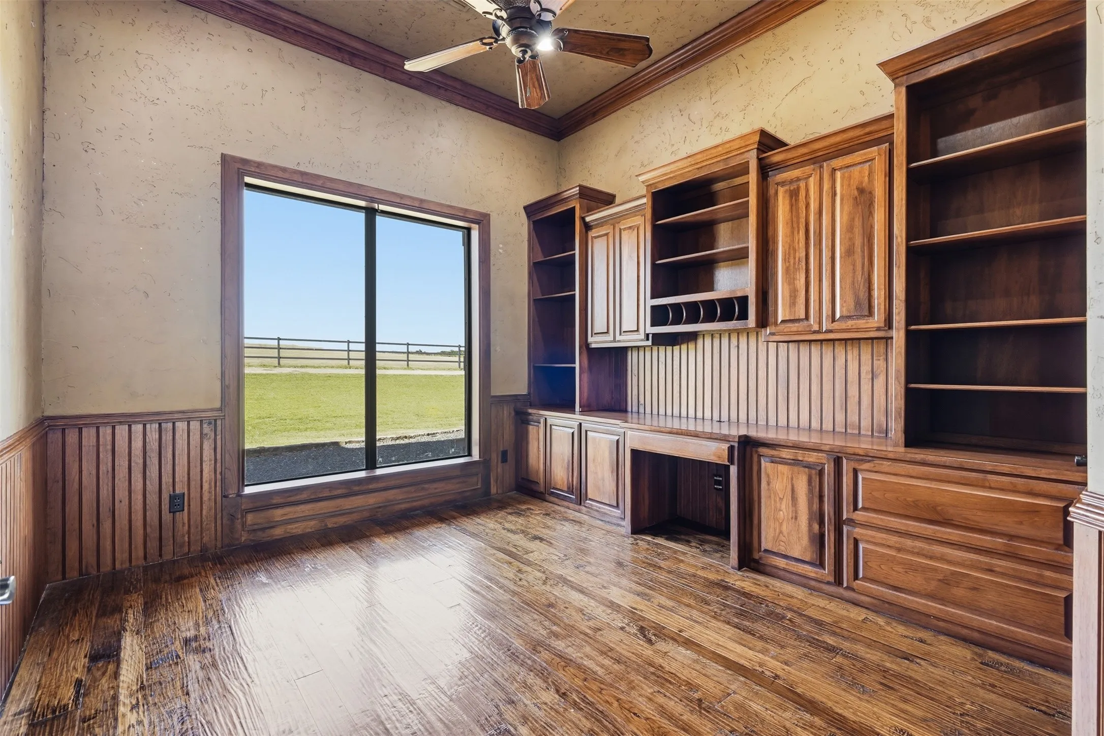 Single Family Residence For Sale in Tarrant County , 6808 Nine Mile Bridge Road, Fort Worth, Texas 76135, 3 Bedroom, 3 Bathroom, 4 Garage spaces, 4,900 Sqft, built in 2006, mls#21369570, Real Estate Agent in Fort Worth, Homes For Sale in Tarrant county, Homes For Sale in Fort Worth, Realtor in Fort Worth Texas, Real Estate Brokerage Independent Realty Texas, Luminita Cordes Realtor