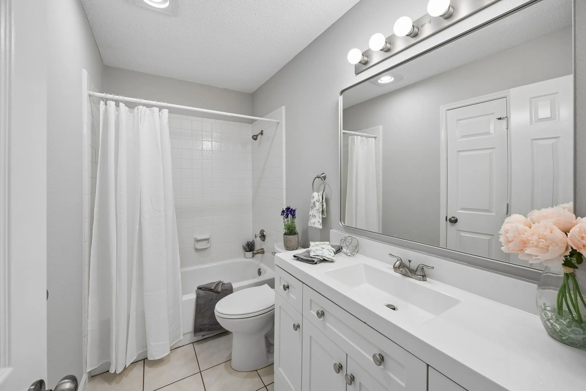 This secondary bath is striking as well!
