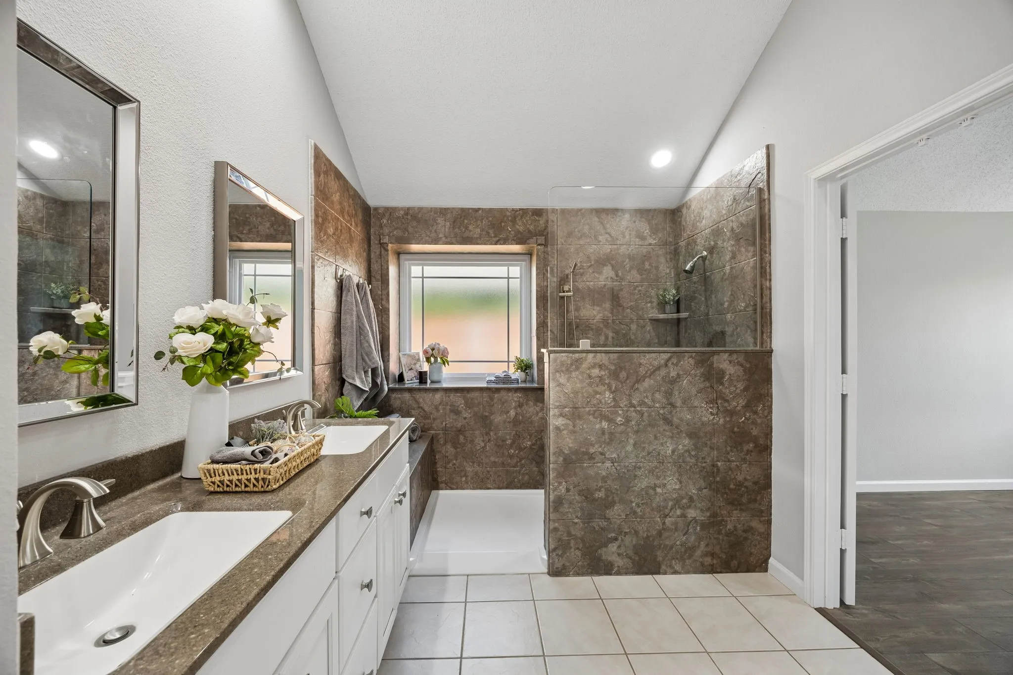 Love the warm colors and the inviting feel as you walk in this meticulously maintained ensuite