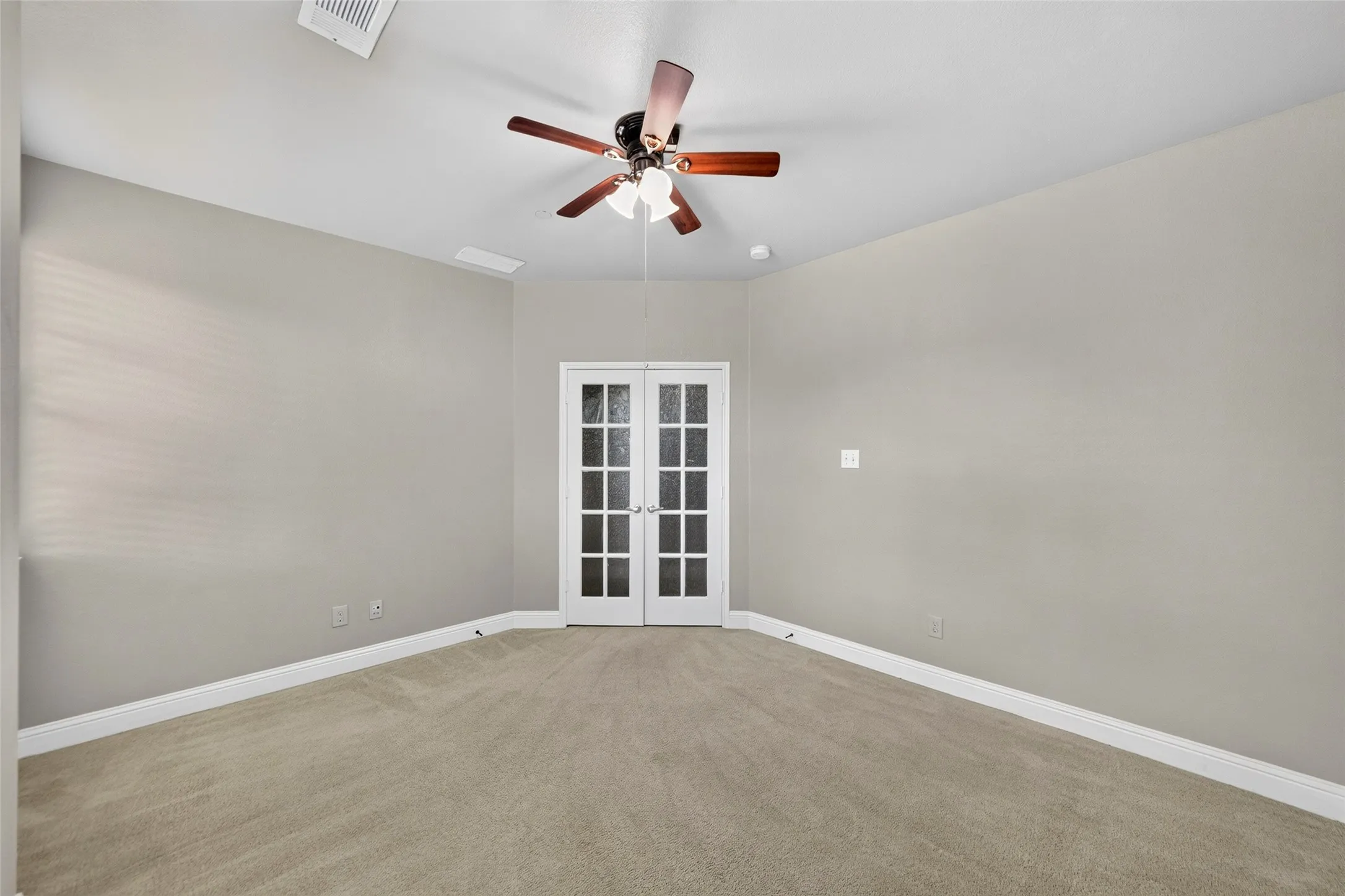 Neutral wall tones with carpeted flooring