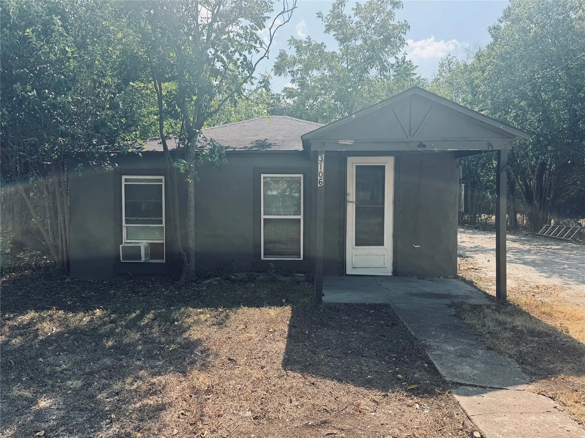 Single Family Residence For Sale in Mc Lennan County , 3106 N 15th A Street, Waco, Texas 76708, 2 Bedroom, 1 Bathroom, Garage spaces, 632 Sqft, built in 1948, mls#21372709, Real Estate Agent in Waco, Homes For Sale in Mc Lennan county, Homes For Sale in Waco, Realtor in Waco Texas, Real Estate Brokerage Independent Realty Texas, Luminita Cordes Realtor