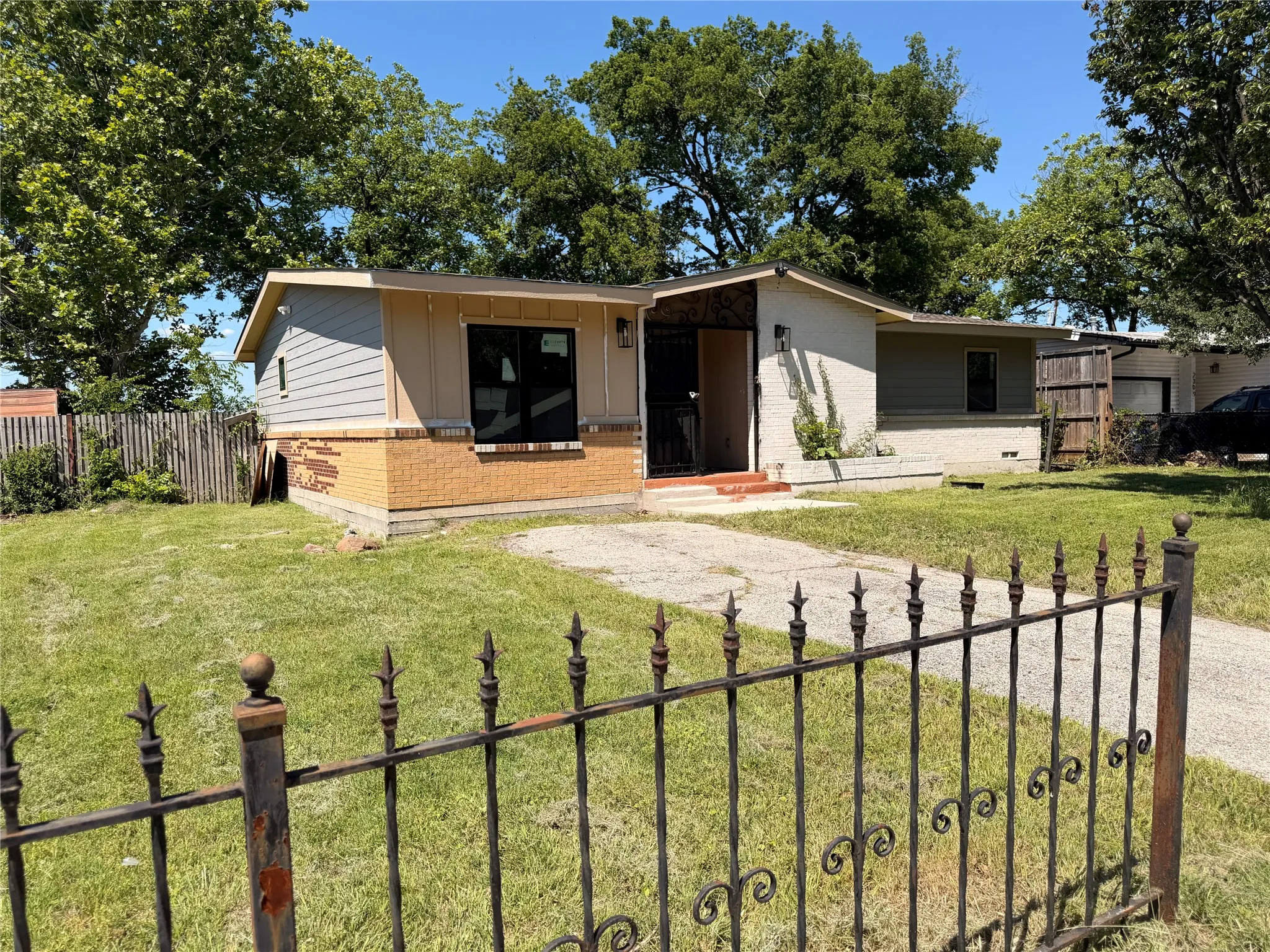 Single Family Residence For Sale in Dallas County , 2305 Lockhart Avenue, Dallas, Texas 75228, 4 Bedroom, 3 Bathroom, Garage spaces, 1,650 Sqft, built in 1954, mls#21372711, Real Estate Agent in Dallas, Homes For Sale in Dallas county, Homes For Sale in Dallas, Realtor in Dallas Texas, Real Estate Brokerage Independent Realty Texas, Luminita Cordes Realtor