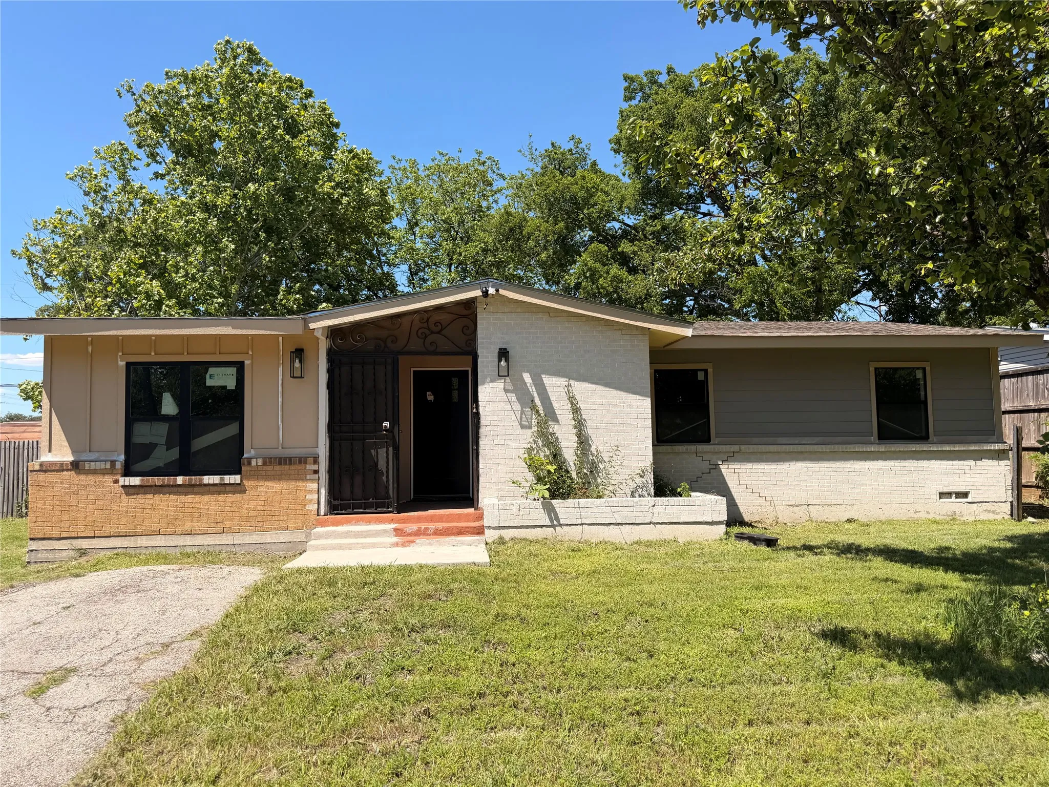 Single Family Residence For Sale in Dallas County , 2305 Lockhart Avenue, Dallas, Texas 75228, 4 Bedroom, 3 Bathroom, Garage spaces, 1,650 Sqft, built in 1954, mls#21372711, Real Estate Agent in Dallas, Homes For Sale in Dallas county, Homes For Sale in Dallas, Realtor in Dallas Texas, Real Estate Brokerage Independent Realty Texas, Luminita Cordes Realtor