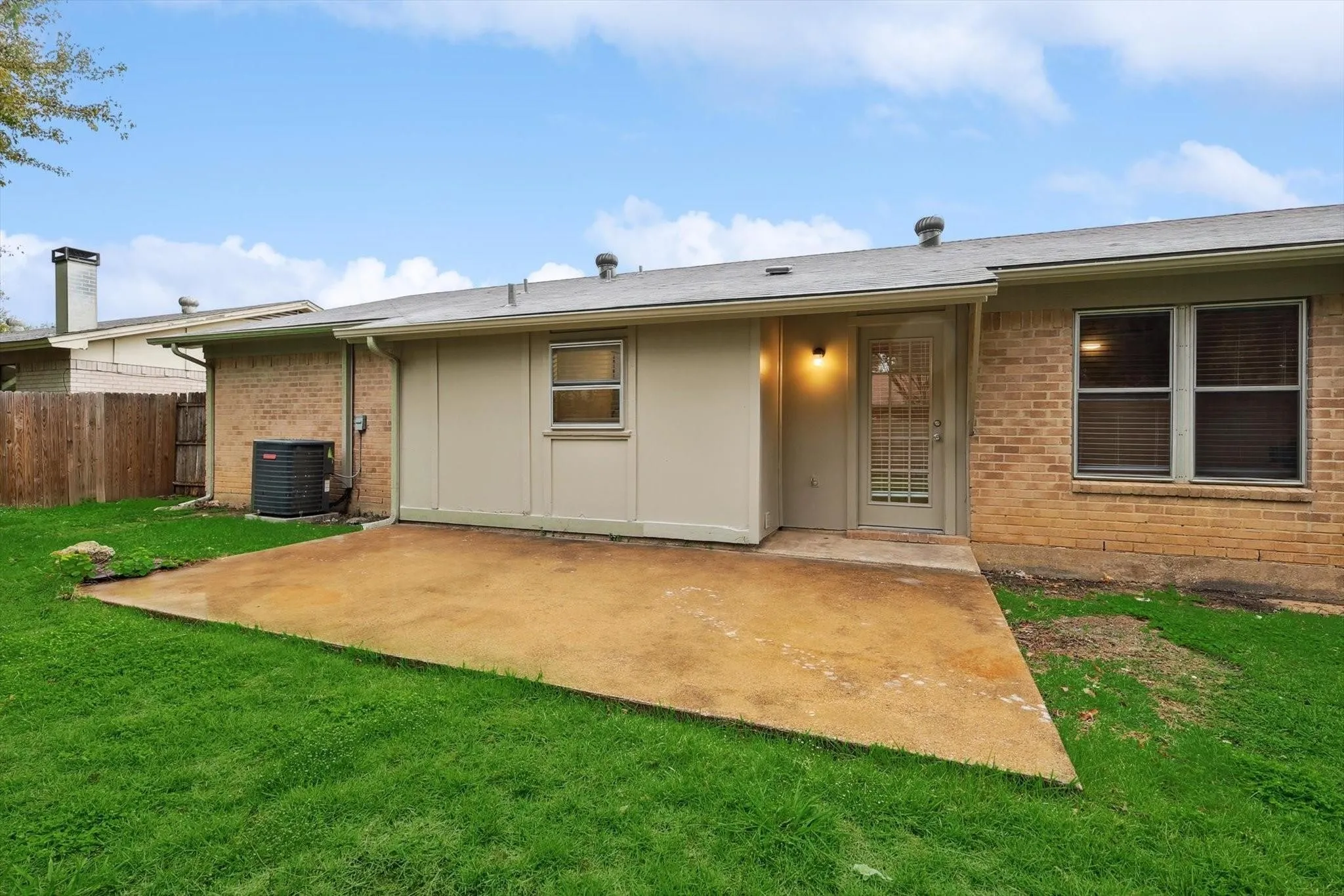 Single Family Residence For Rent in Tarrant County , 237 Volunteer Drive, Arlington, Texas 76014, 3 Bedroom, 2 Bathroom, 2 Garage spaces, 1,308 Sqft, built in 1977, mls#21372708, Real Estate Agent in Arlington, Homes For Rent in Tarrant county, Homes For Rent in Arlington, Realtor in Arlington Texas, Real Estate Brokerage Independent Realty Texas, Luminita Cordes Realtor