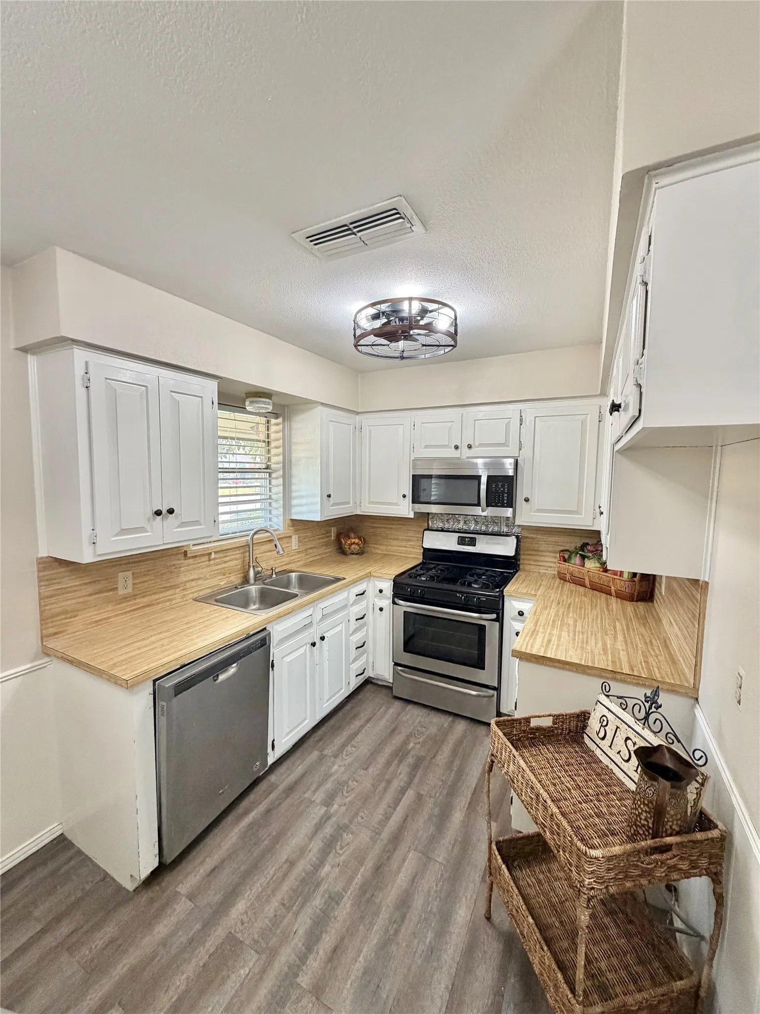Single Family Residence For Sale in Denton County , 101 Diane Drive, Sanger, Texas 76266, 3 Bedroom, 2 Bathroom, 2 Garage spaces, 1,222 Sqft, built in 1982, mls#21372715, Real Estate Agent in Sanger, Homes For Sale in Denton county, Homes For Sale in Sanger, Realtor in Sanger Texas, Real Estate Brokerage Independent Realty Texas, Luminita Cordes Realtor