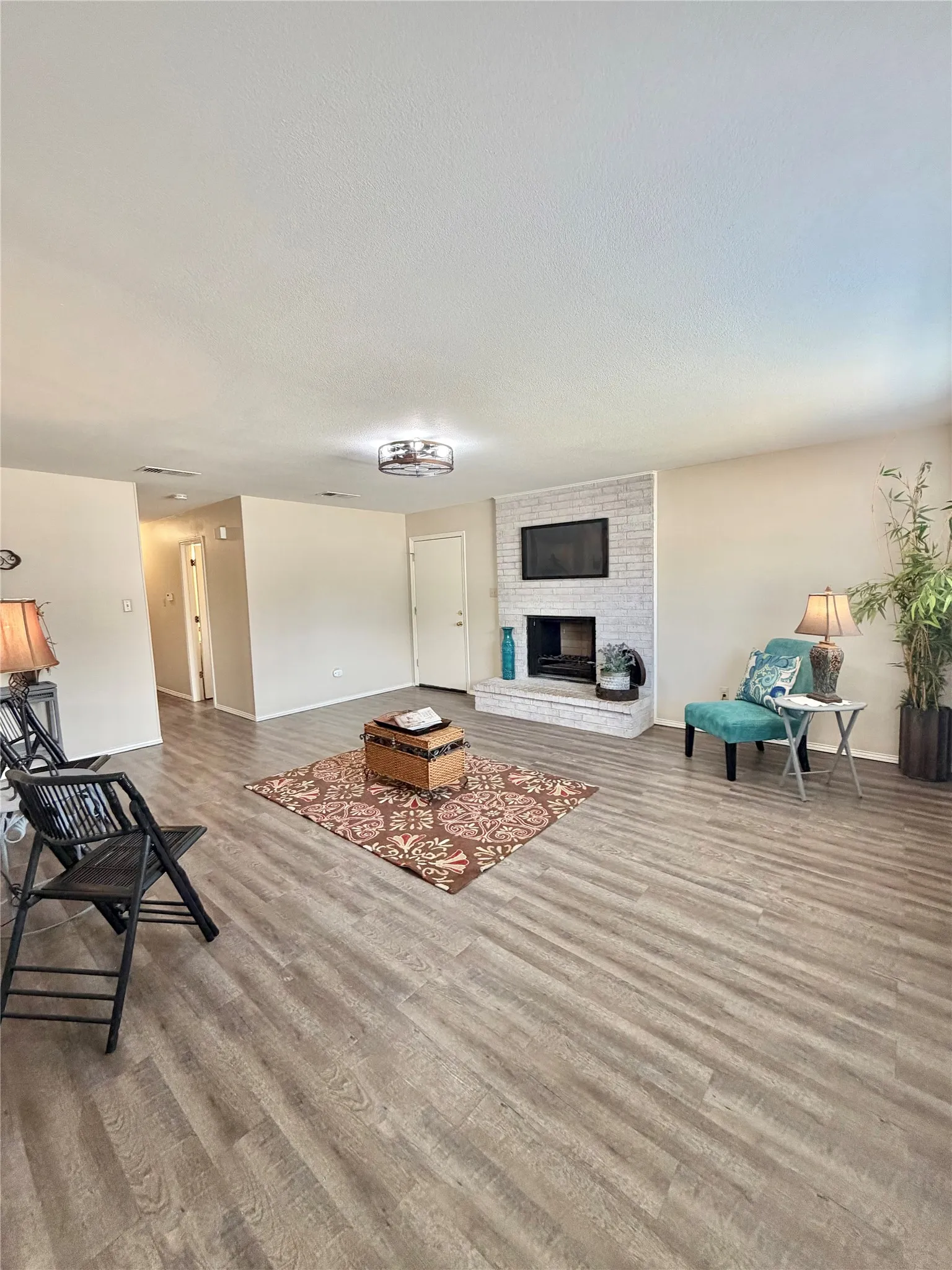 Single Family Residence For Sale in Denton County , 101 Diane Drive, Sanger, Texas 76266, 3 Bedroom, 2 Bathroom, 2 Garage spaces, 1,222 Sqft, built in 1982, mls#21372715, Real Estate Agent in Sanger, Homes For Sale in Denton county, Homes For Sale in Sanger, Realtor in Sanger Texas, Real Estate Brokerage Independent Realty Texas, Luminita Cordes Realtor