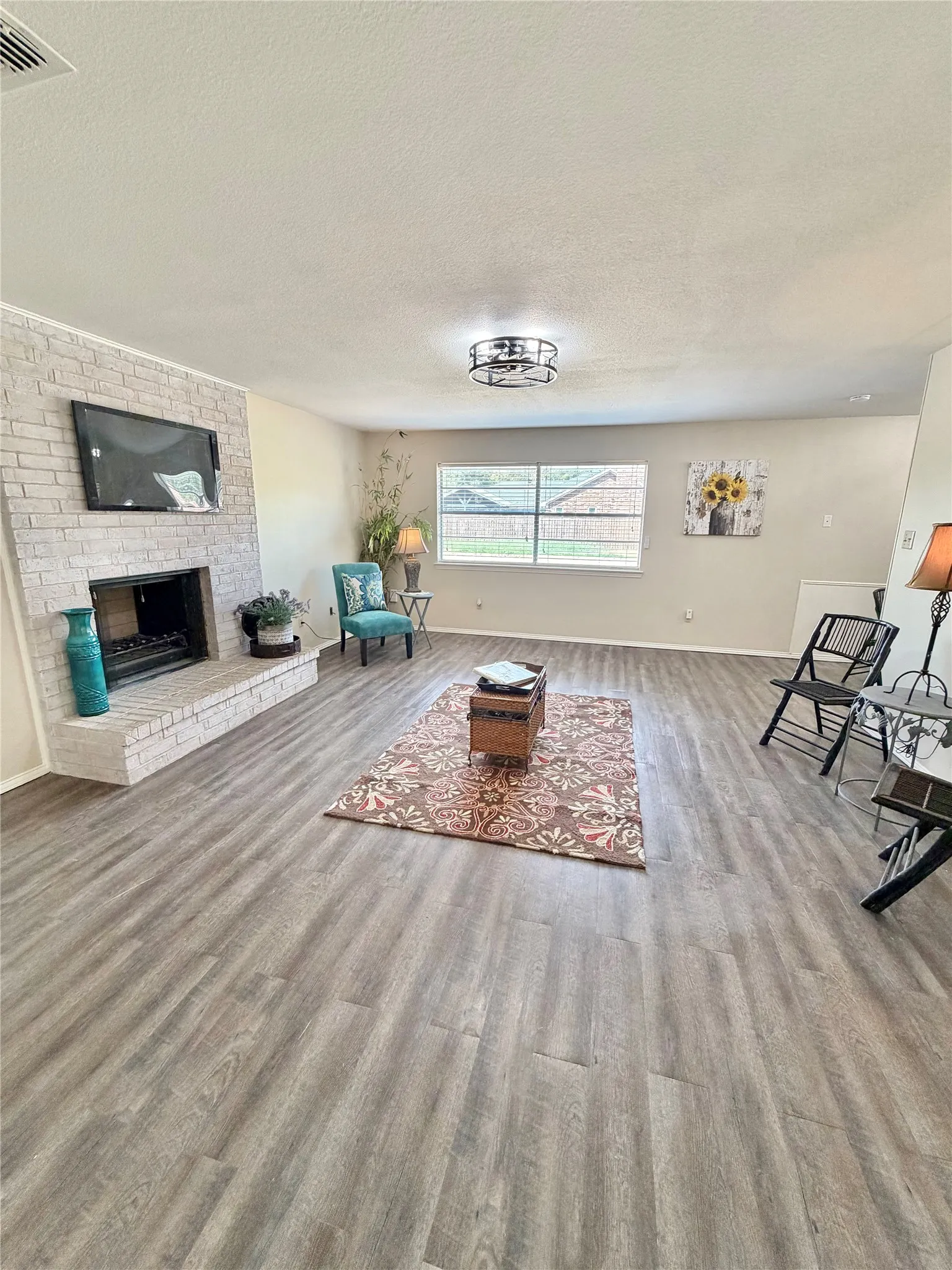Single Family Residence For Sale in Denton County , 101 Diane Drive, Sanger, Texas 76266, 3 Bedroom, 2 Bathroom, 2 Garage spaces, 1,222 Sqft, built in 1982, mls#21372715, Real Estate Agent in Sanger, Homes For Sale in Denton county, Homes For Sale in Sanger, Realtor in Sanger Texas, Real Estate Brokerage Independent Realty Texas, Luminita Cordes Realtor