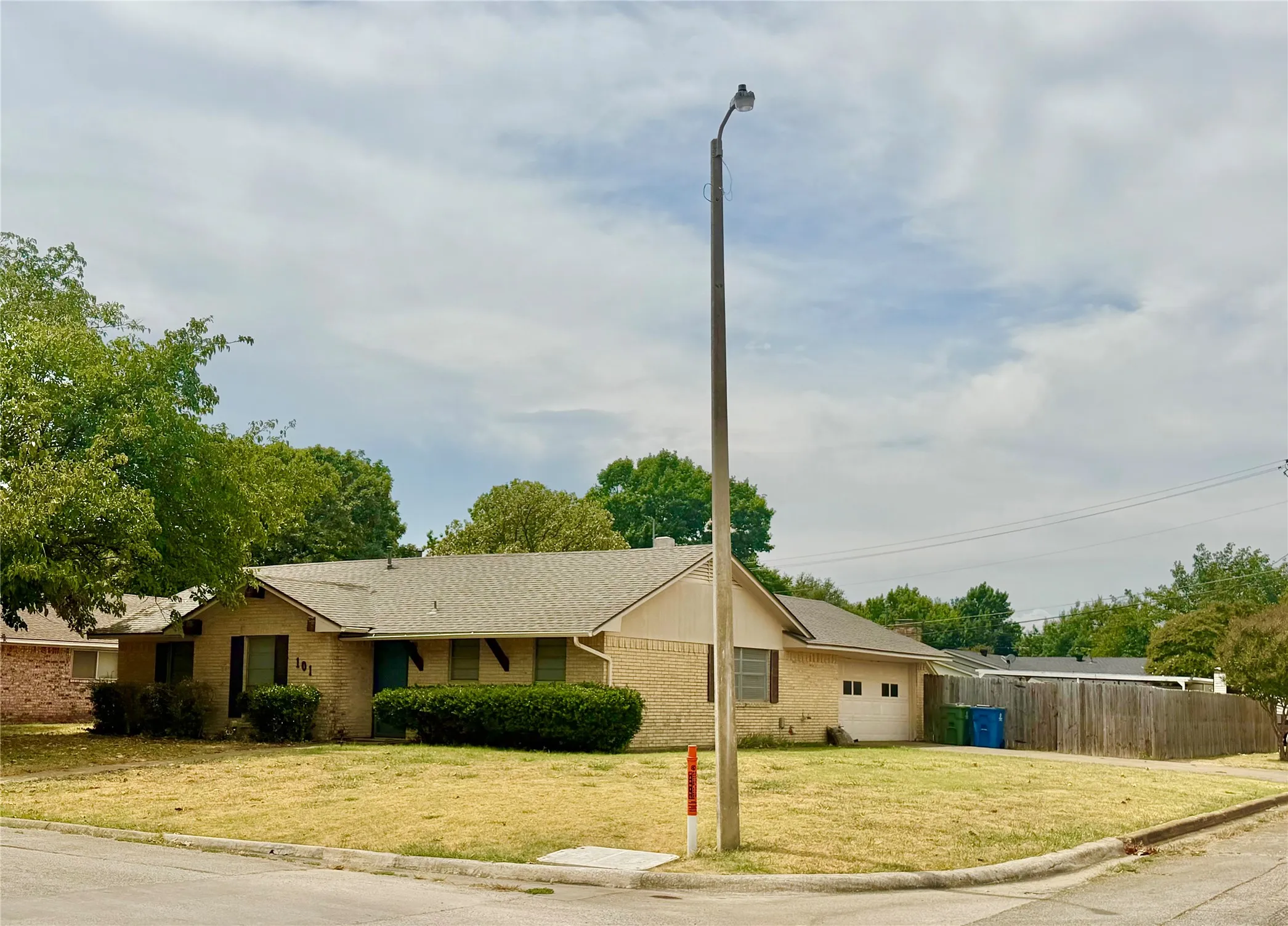 Single Family Residence For Sale in Denton County , 101 Diane Drive, Sanger, Texas 76266, 3 Bedroom, 2 Bathroom, 2 Garage spaces, 1,222 Sqft, built in 1982, mls#21372715, Real Estate Agent in Sanger, Homes For Sale in Denton county, Homes For Sale in Sanger, Realtor in Sanger Texas, Real Estate Brokerage Independent Realty Texas, Luminita Cordes Realtor