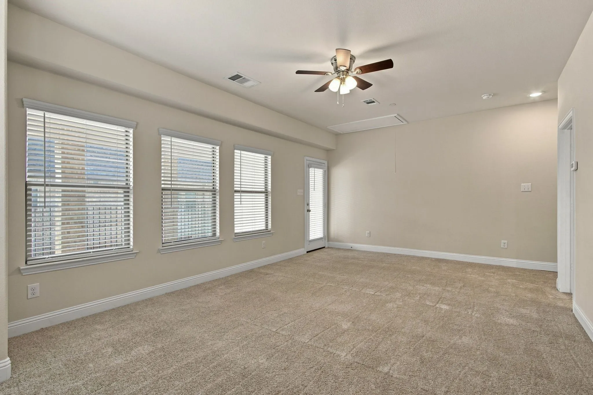 Townhouse For Sale in Denton County , 303 Ferndale Street, Lewisville, Texas 75056, 4 Bedroom, 4 Bathroom, 2 Garage spaces, 1,945 Sqft, built in 2018, mls#21372716, Real Estate Agent in Lewisville, Homes For Sale in Denton county, Homes For Sale in Lewisville, Realtor in Lewisville Texas, Real Estate Brokerage Independent Realty Texas, Luminita Cordes Realtor