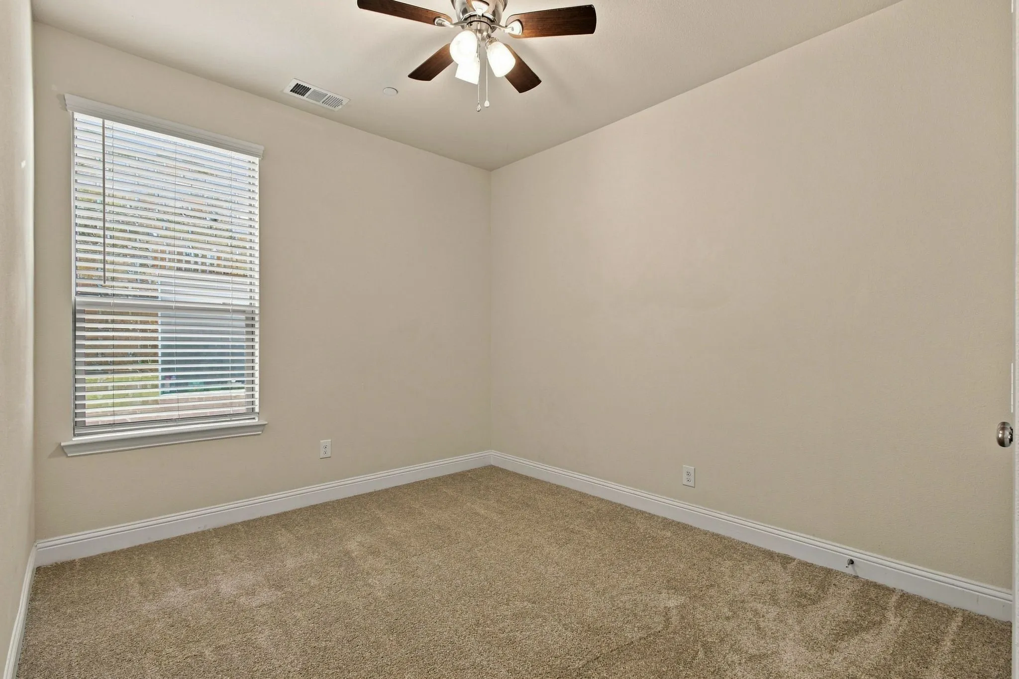 Townhouse For Sale in Denton County , 303 Ferndale Street, Lewisville, Texas 75056, 4 Bedroom, 4 Bathroom, 2 Garage spaces, 1,945 Sqft, built in 2018, mls#21372716, Real Estate Agent in Lewisville, Homes For Sale in Denton county, Homes For Sale in Lewisville, Realtor in Lewisville Texas, Real Estate Brokerage Independent Realty Texas, Luminita Cordes Realtor