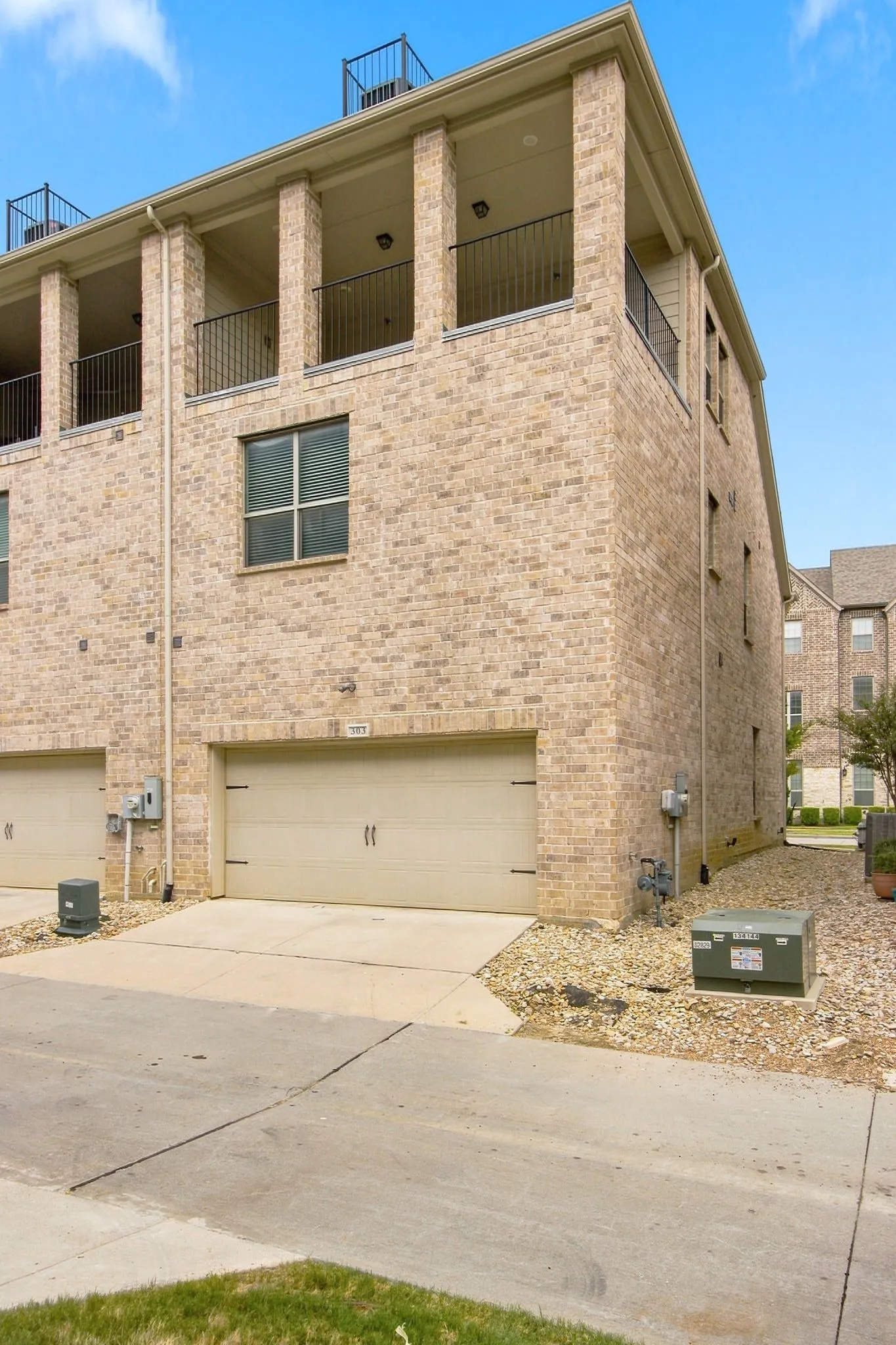 Townhouse For Sale in Denton County , 303 Ferndale Street, Lewisville, Texas 75056, 4 Bedroom, 4 Bathroom, 2 Garage spaces, 1,945 Sqft, built in 2018, mls#21372716, Real Estate Agent in Lewisville, Homes For Sale in Denton county, Homes For Sale in Lewisville, Realtor in Lewisville Texas, Real Estate Brokerage Independent Realty Texas, Luminita Cordes Realtor
