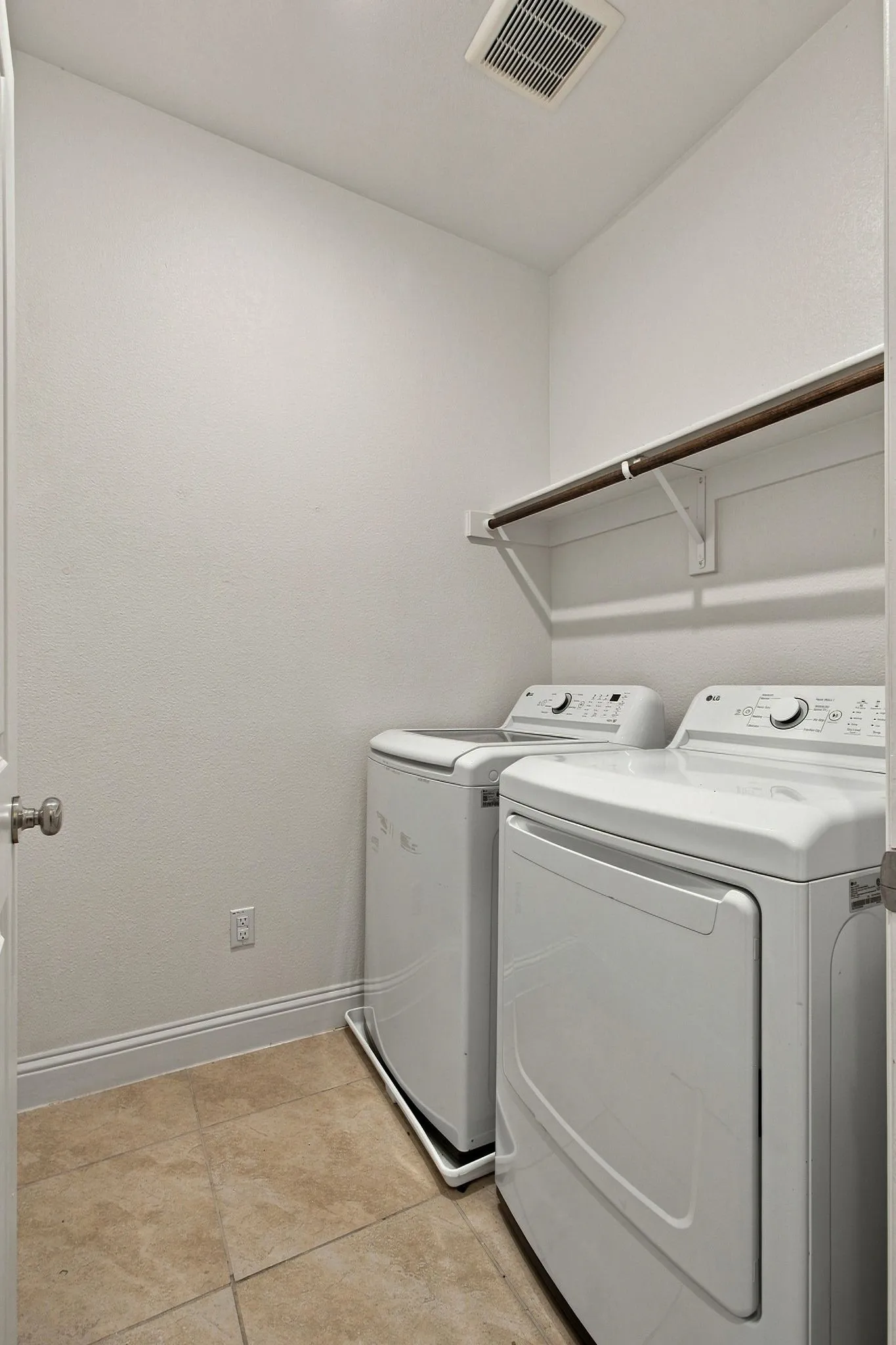 Townhouse For Sale in Denton County , 303 Ferndale Street, Lewisville, Texas 75056, 4 Bedroom, 4 Bathroom, 2 Garage spaces, 1,945 Sqft, built in 2018, mls#21372716, Real Estate Agent in Lewisville, Homes For Sale in Denton county, Homes For Sale in Lewisville, Realtor in Lewisville Texas, Real Estate Brokerage Independent Realty Texas, Luminita Cordes Realtor