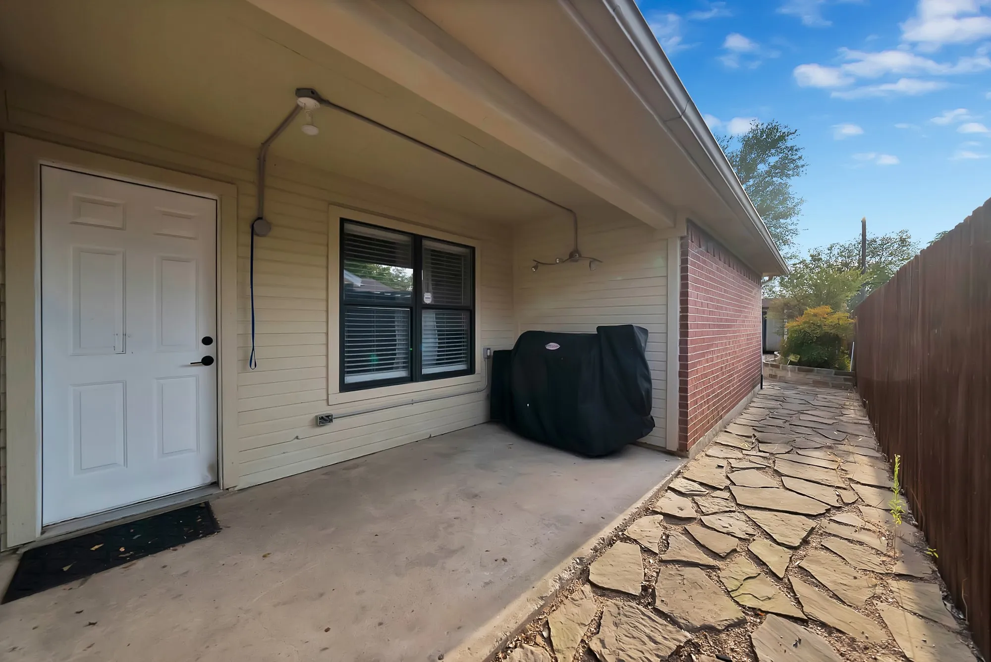 Single Family Residence For Sale in Tarrant County , 2961 Roosevelt Avenue, Fort Worth, Texas 76106, 3 Bedroom, 2 Bathroom, 2 Garage spaces, 1,338 Sqft, built in 1999, mls#21371594, Real Estate Agent in Fort Worth, Homes For Sale in Tarrant county, Homes For Sale in Fort Worth, Realtor in Fort Worth Texas, Real Estate Brokerage Independent Realty Texas, Luminita Cordes Realtor