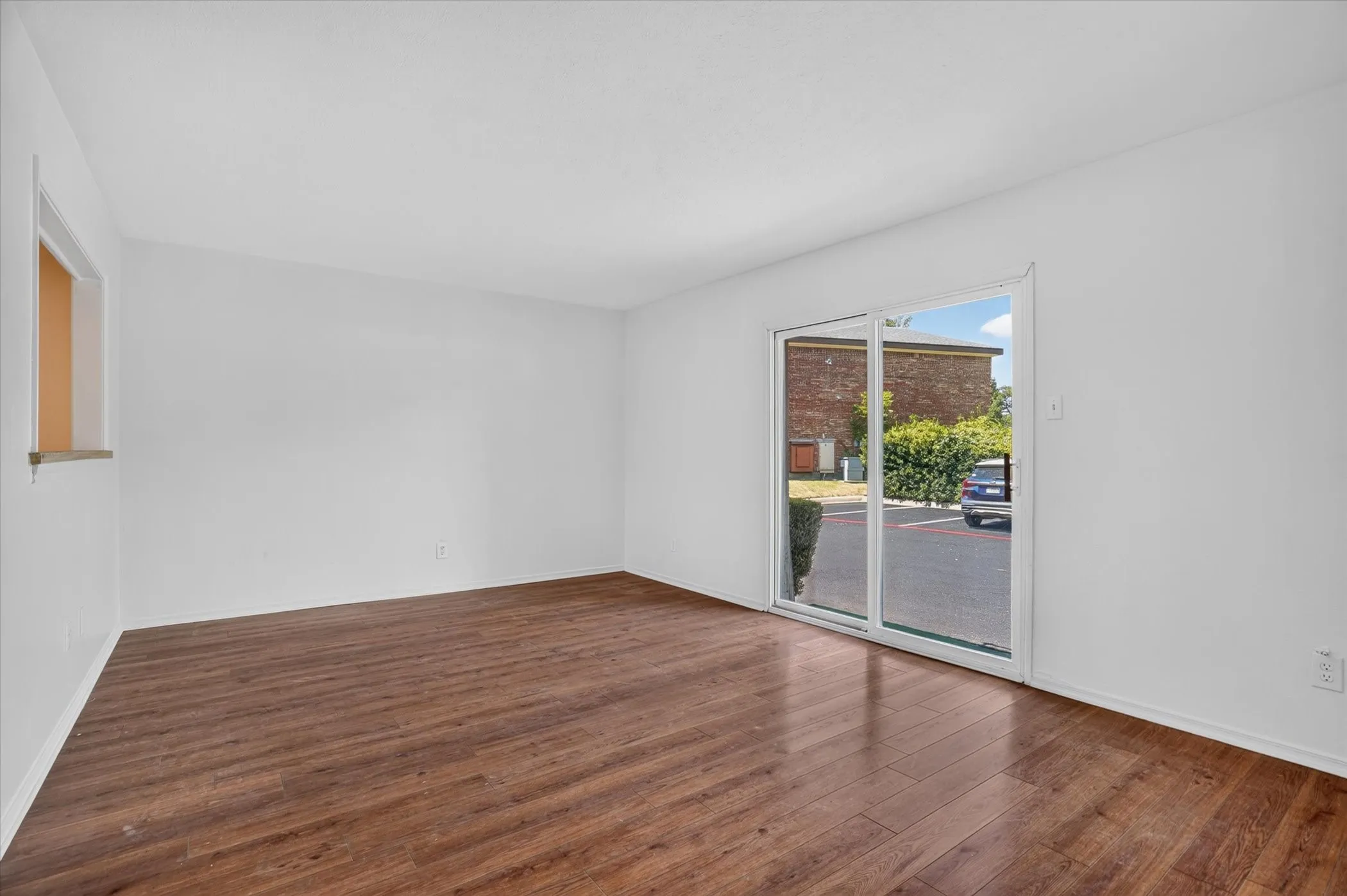 Condominium For Sale in Tarrant County , 4000 Ridglea Country Club Drive 102, Fort Worth, Texas 76126, 2 Bedroom, 2 Bathroom, Garage spaces, 1,392 Sqft, built in 1968, mls#21370884, Real Estate Agent in Fort Worth, Homes For Sale in Tarrant county, Homes For Sale in Fort Worth, Realtor in Fort Worth Texas, Real Estate Brokerage Independent Realty Texas, Luminita Cordes Realtor