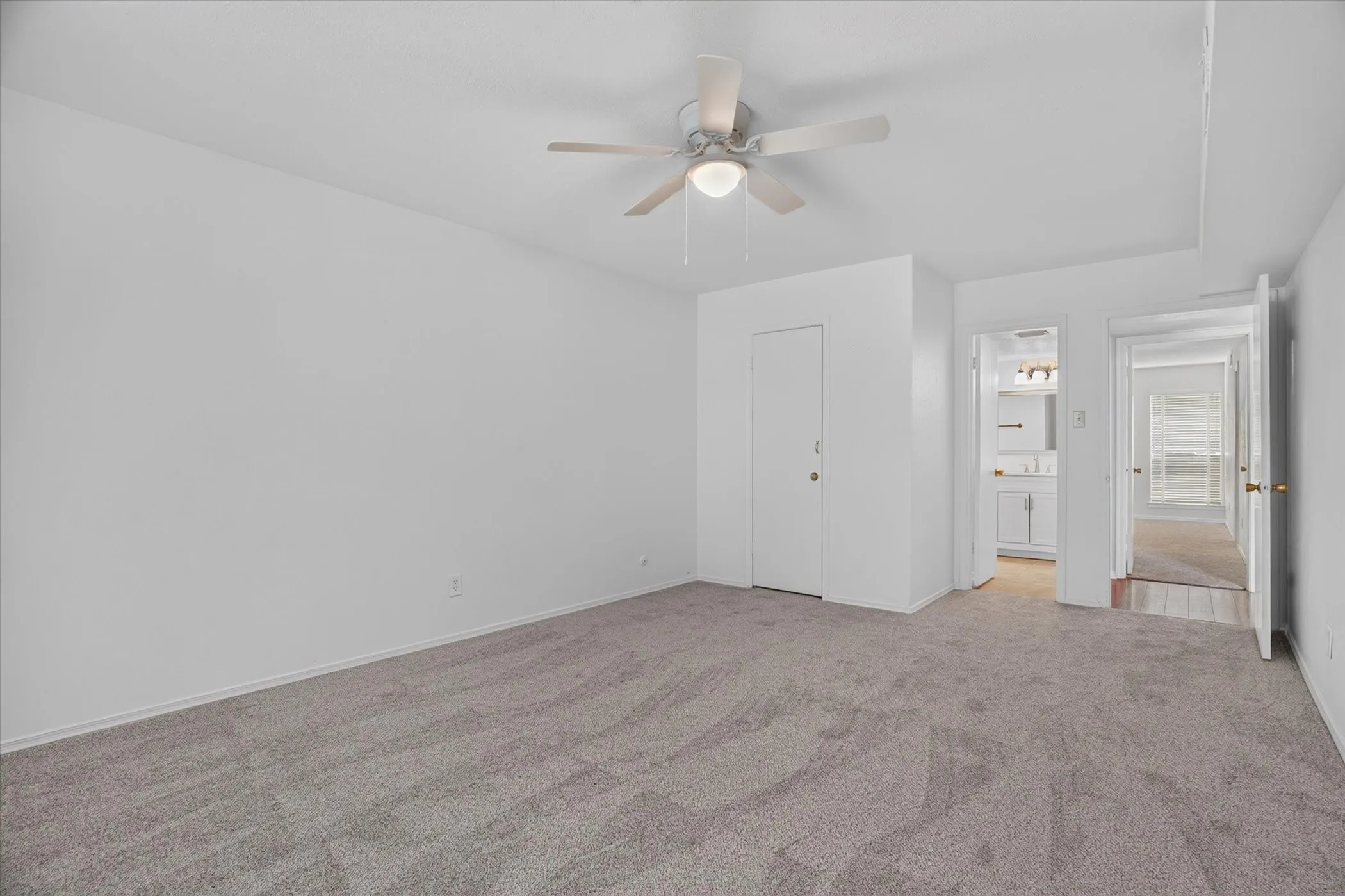 Condominium For Sale in Tarrant County , 4000 Ridglea Country Club Drive 102, Fort Worth, Texas 76126, 2 Bedroom, 2 Bathroom, Garage spaces, 1,392 Sqft, built in 1968, mls#21370884, Real Estate Agent in Fort Worth, Homes For Sale in Tarrant county, Homes For Sale in Fort Worth, Realtor in Fort Worth Texas, Real Estate Brokerage Independent Realty Texas, Luminita Cordes Realtor